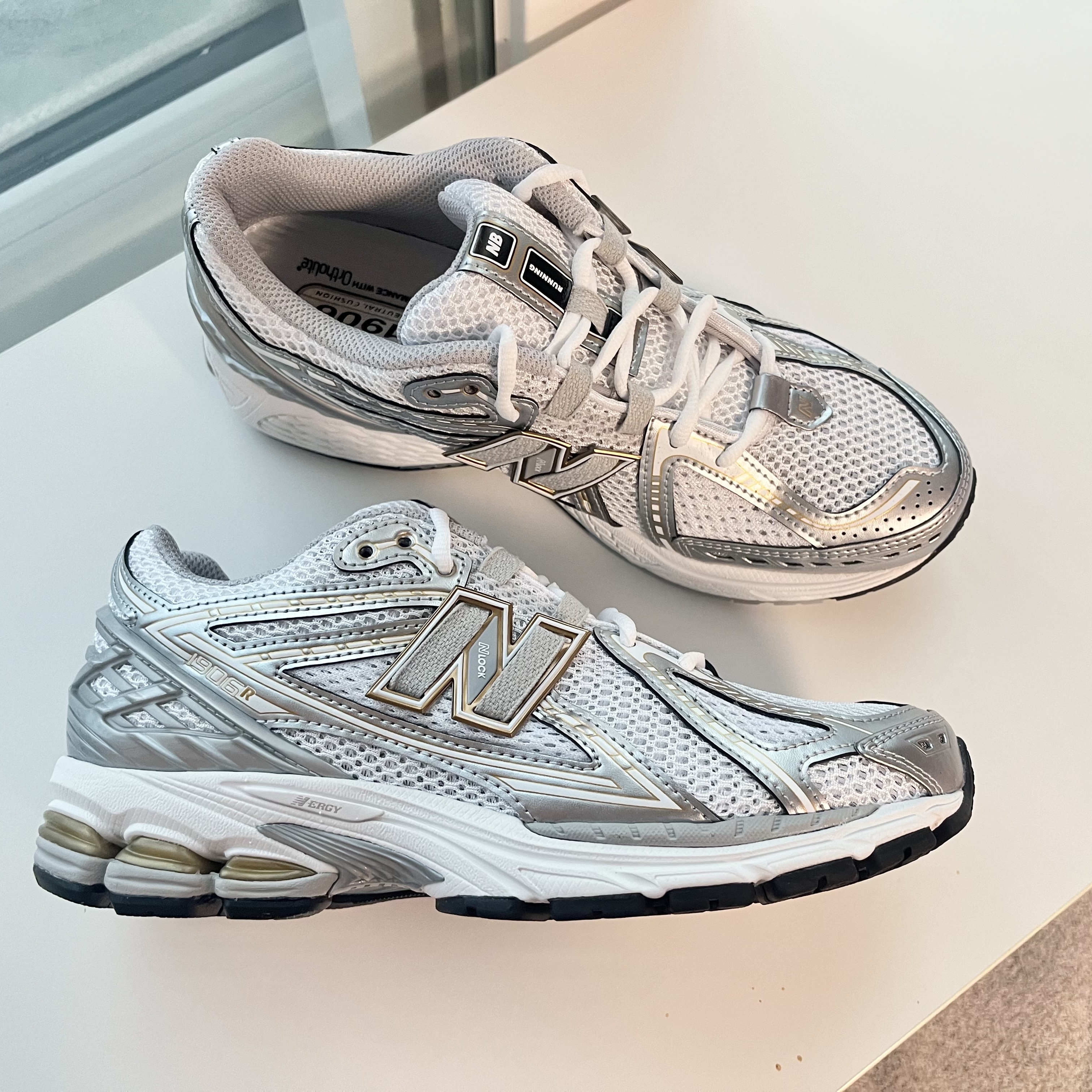 New Balance 1906R White Metallic Silver 착용 스타일