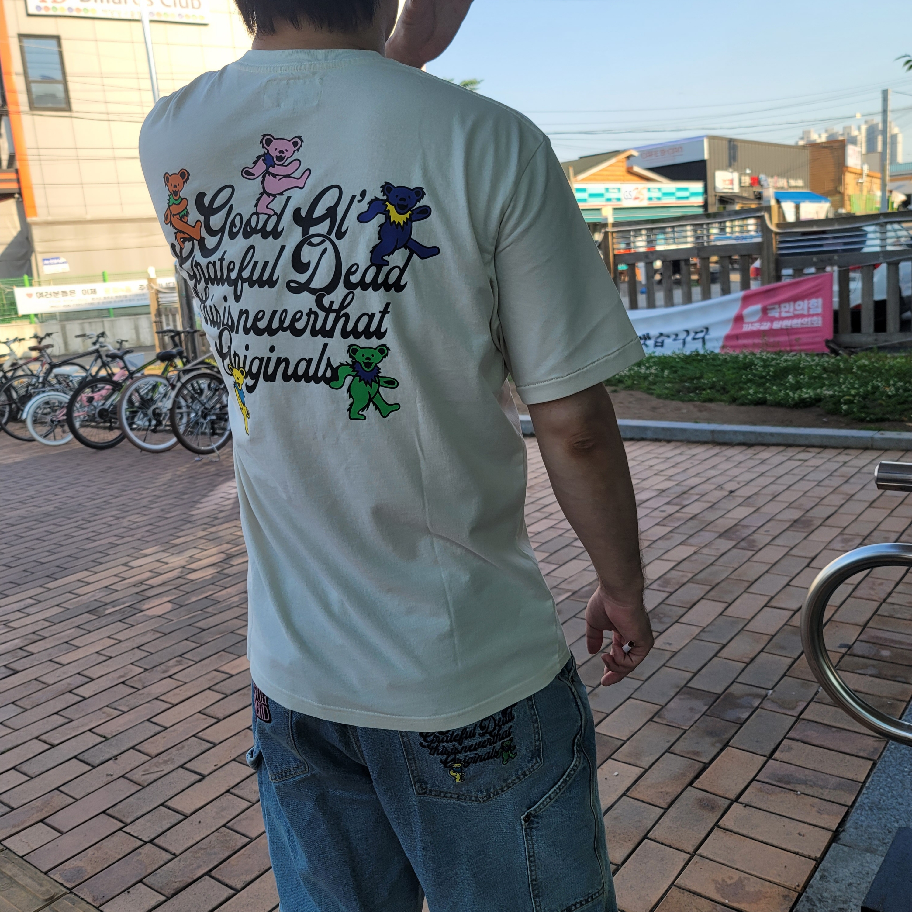 Thisisneverthat x Grateful Dead Good Ol' Dancing Bears T-Shirt Natural, Thisisneverthat x Grateful Dead Lightning Carpenter Shorts Washed Blue 착용 스타일 - 2