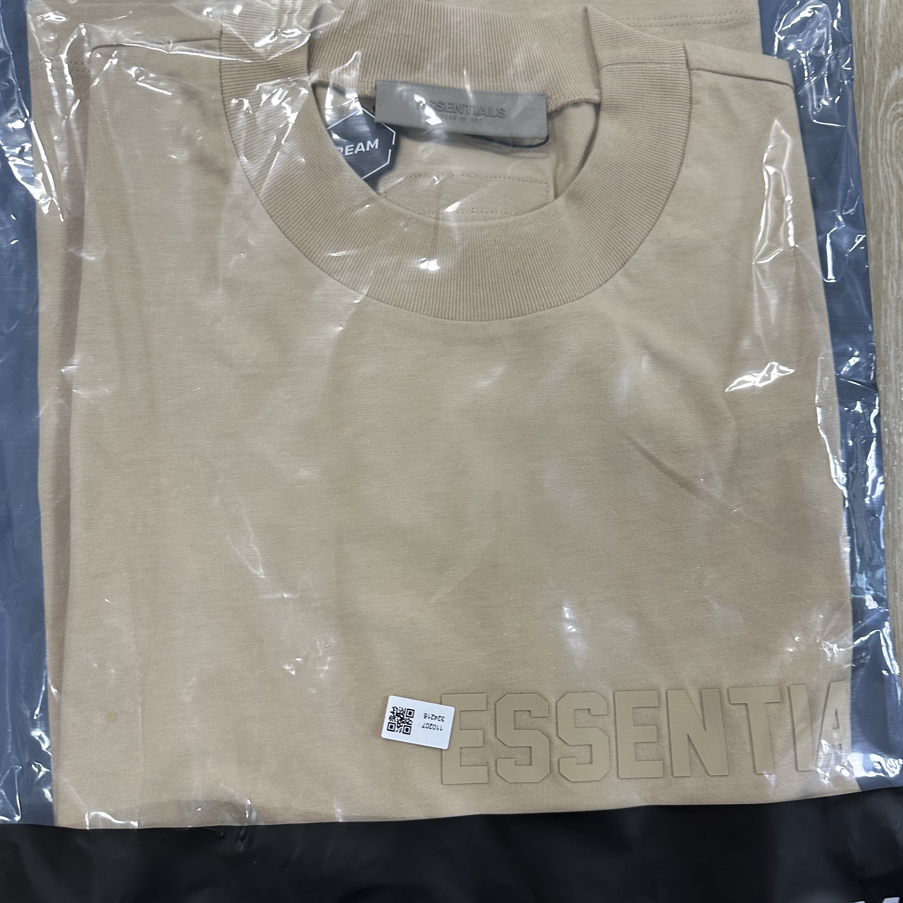 Essentials SS T-Shirt Sand - 23SS 착용 스타일