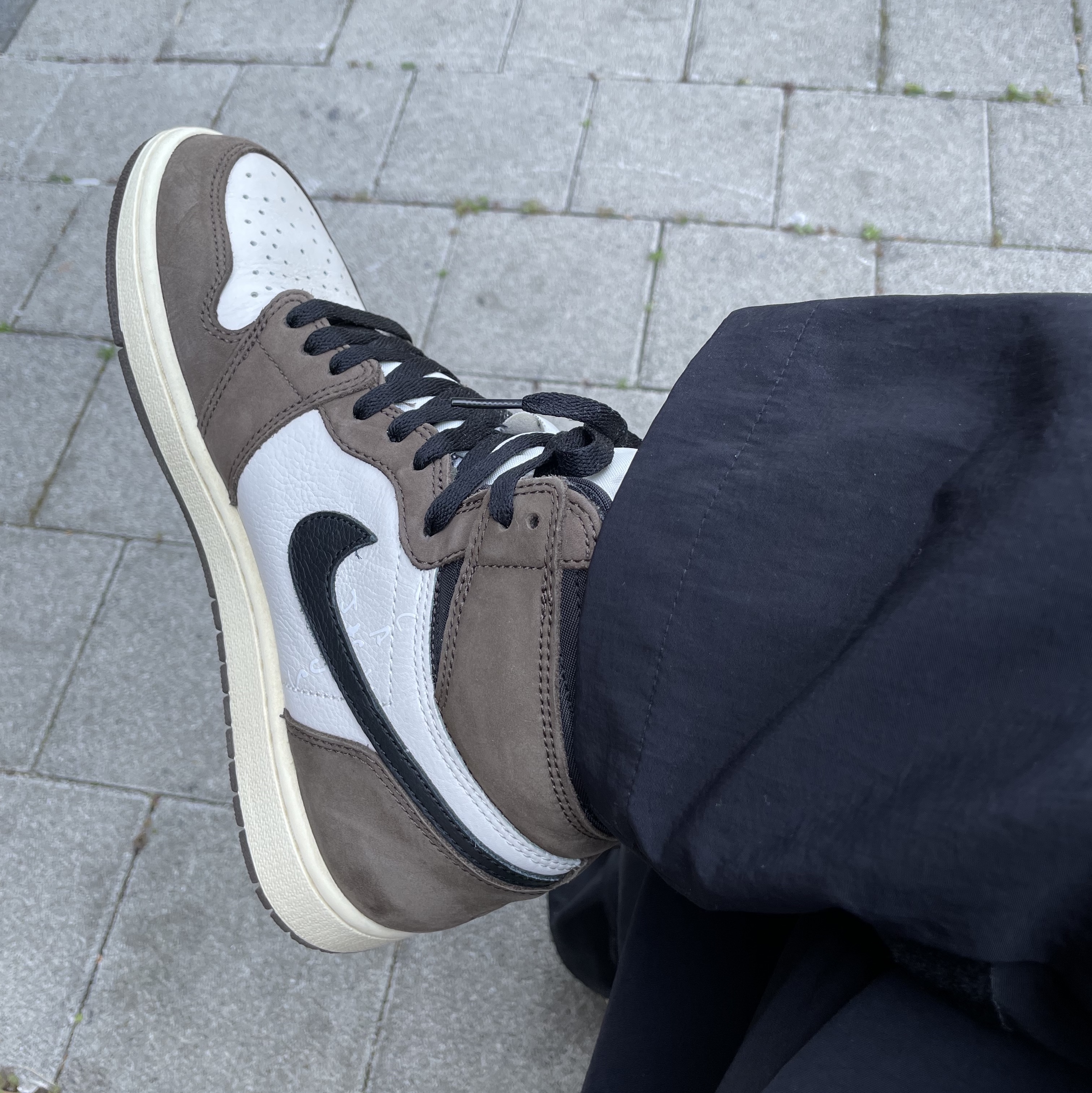 Jordan 1 x Travis Scott Retro High OG SP Mocha 착용 스타일 - 2