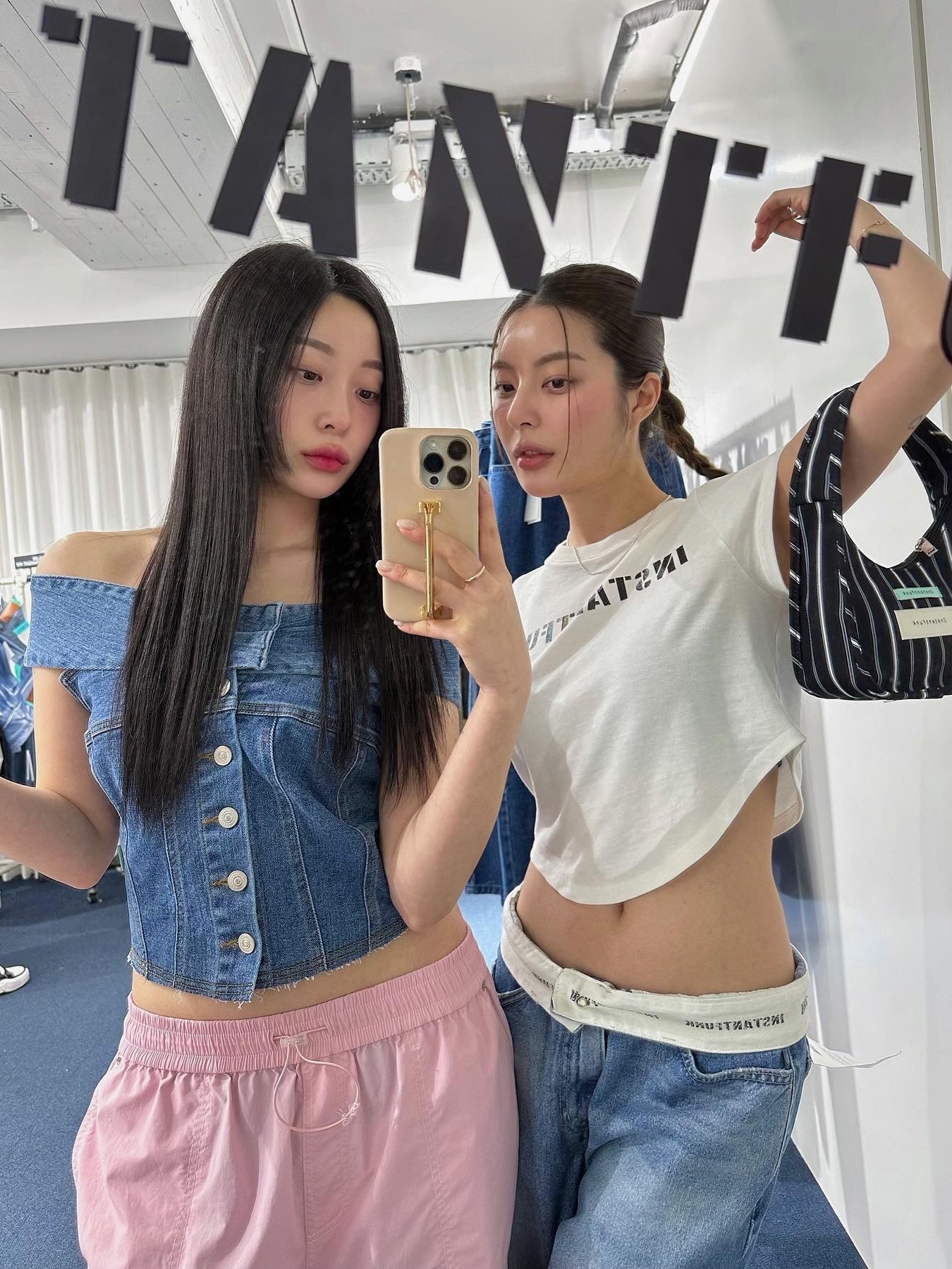 Instanfunk Women Outwaist Wide Leg Jeans Blue, Instantfunk Women Pearl Logo T-Shirt White 착용 스타일 - 3
