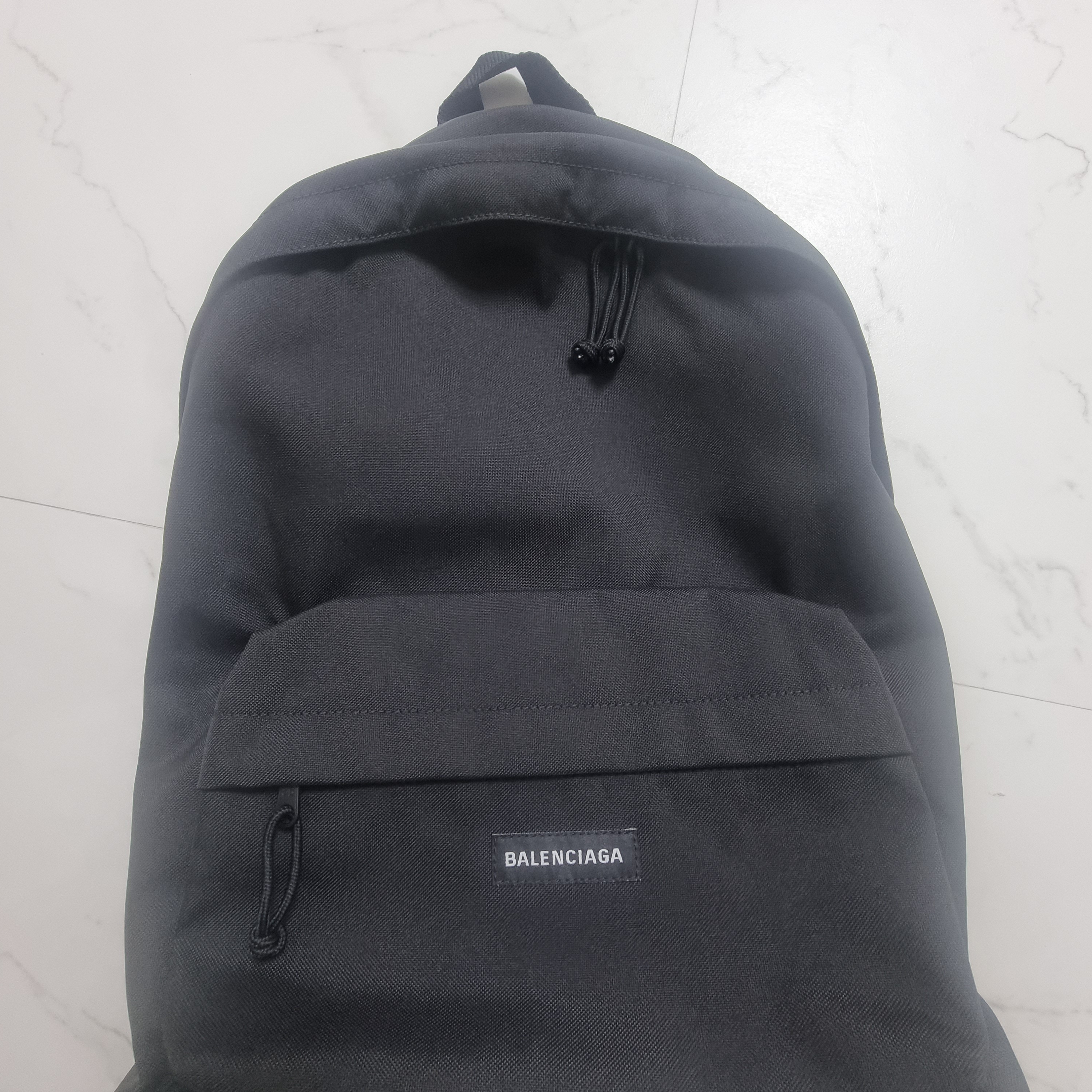Balenciaga Explorer Backpack Black 착용 스타일 - 1