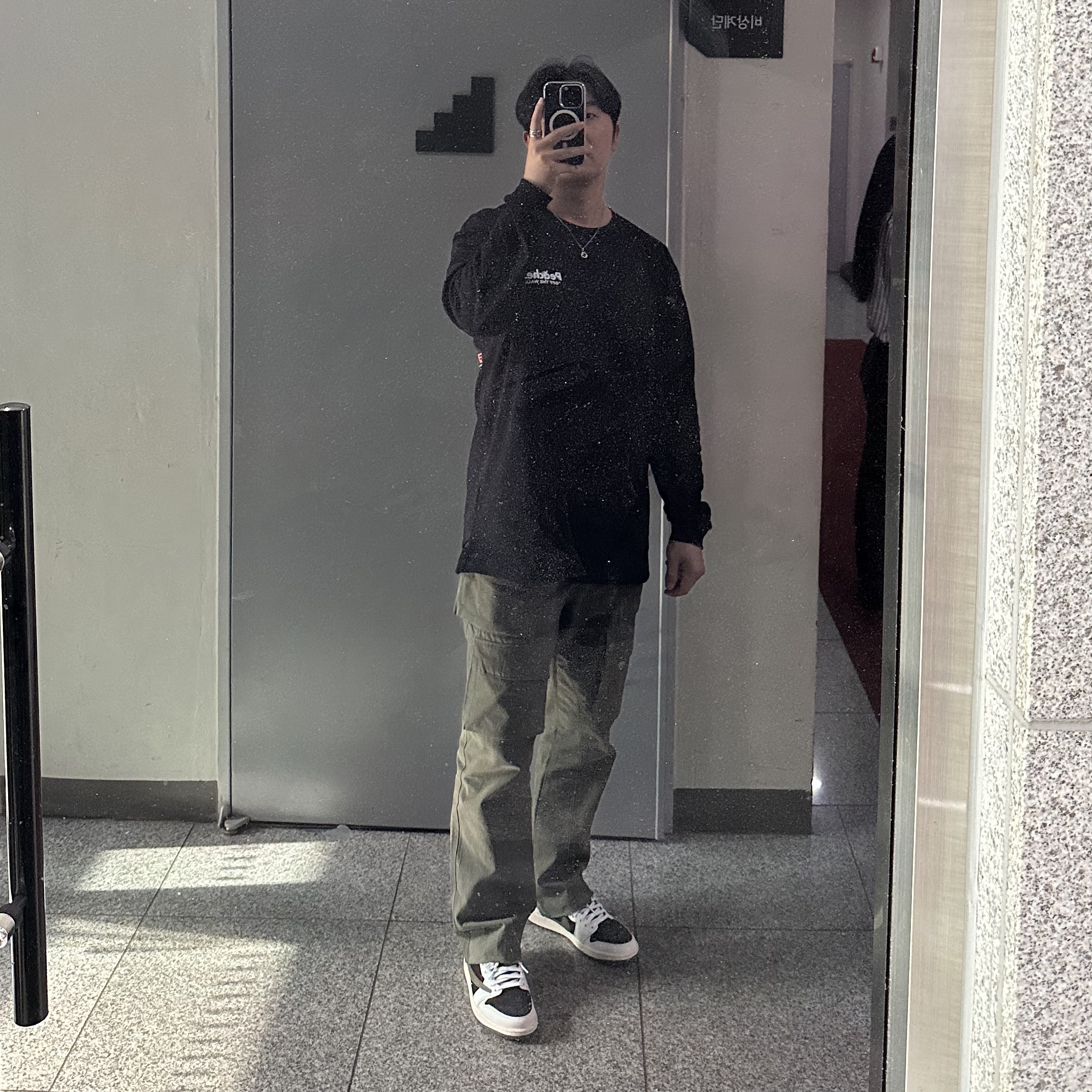 Vans x Peaches. L/S T-Shirt Black, (W) Jordan 1 x Travis Scott Retro Low OG SP Medium Olive 착용 스타일
