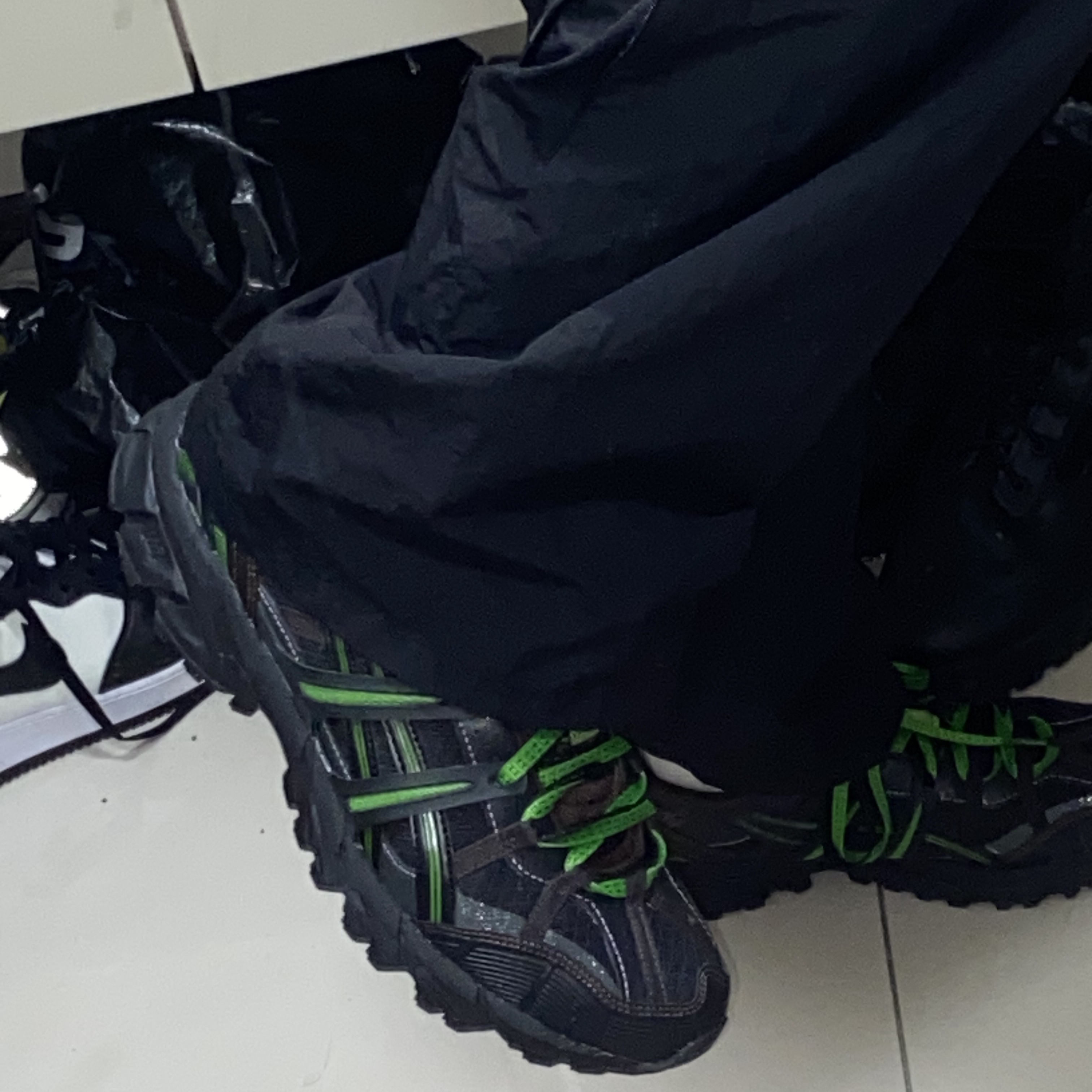 Asics x Andersson Bell Gel-Sonoma 15-50 Black Green, Nike x Stussy Air Force 1 '07 Mid SP Black and Light Bone 착용 스타일