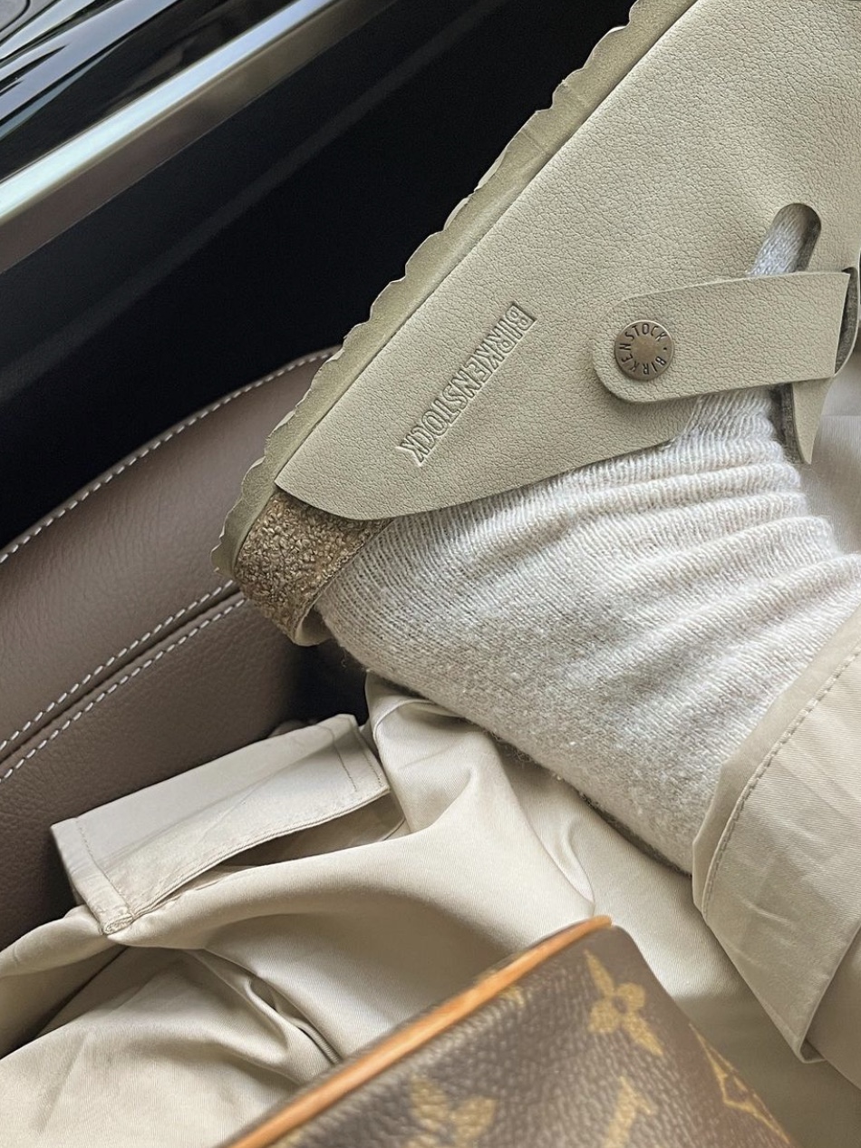Birkenstock Boston Vegan Khaki - Narrow 착용 스타일