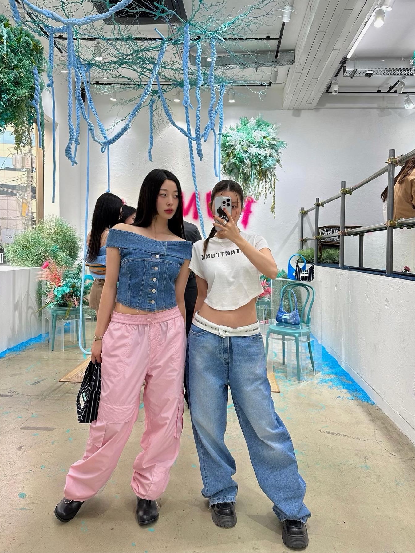 Instanfunk Women Outwaist Wide Leg Jeans Blue, Instantfunk Women Pearl Logo T-Shirt White 착용 스타일 - 4