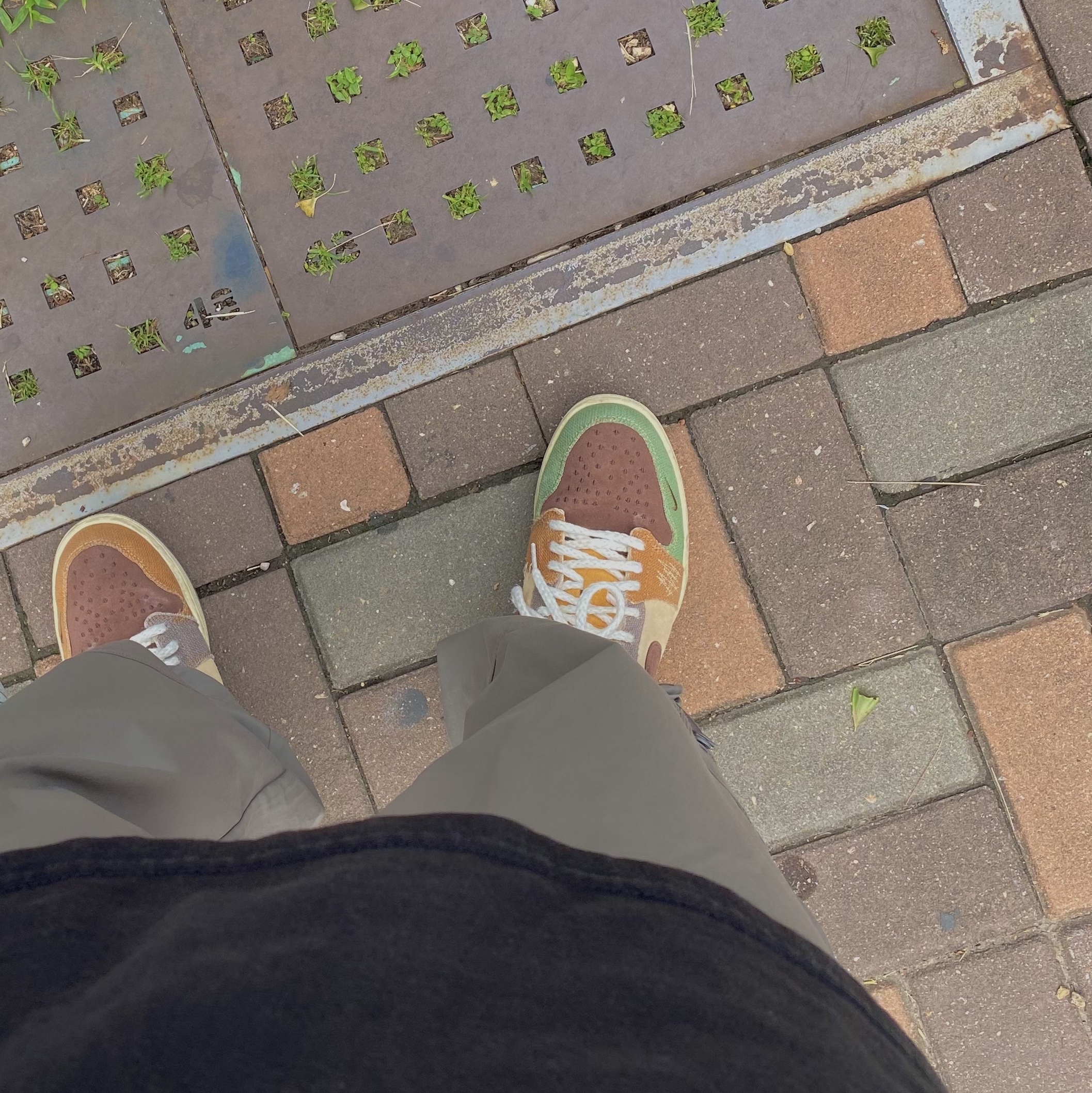 Jordan 1 x Zion Williamson Retro Low OG Flax and Oil Green, Sansan Gear Snap Pants Mud Khaki - 23SS 착용 스타일