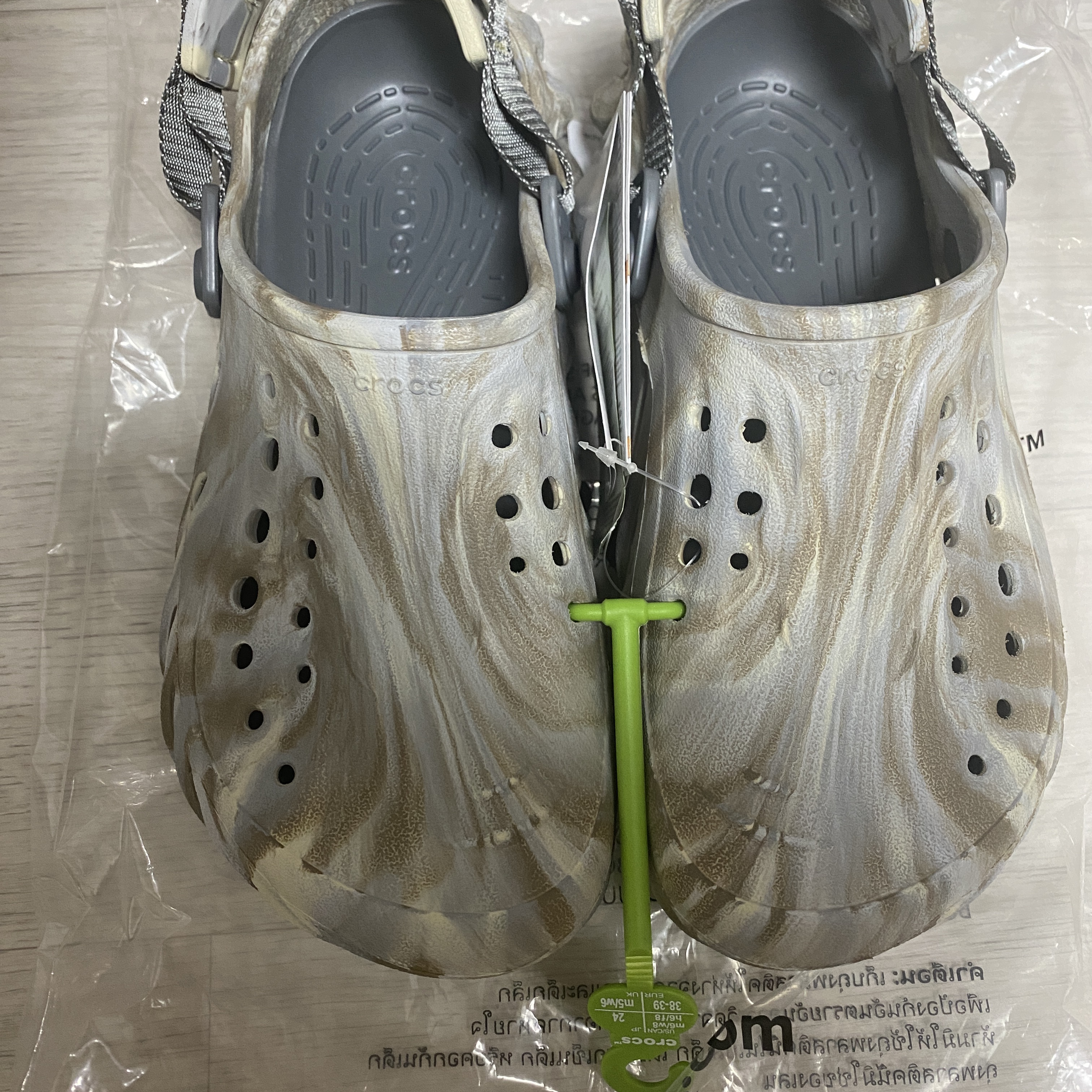 Crocs Echo Marbled Clog Bone Multi 착용 스타일 - 1
