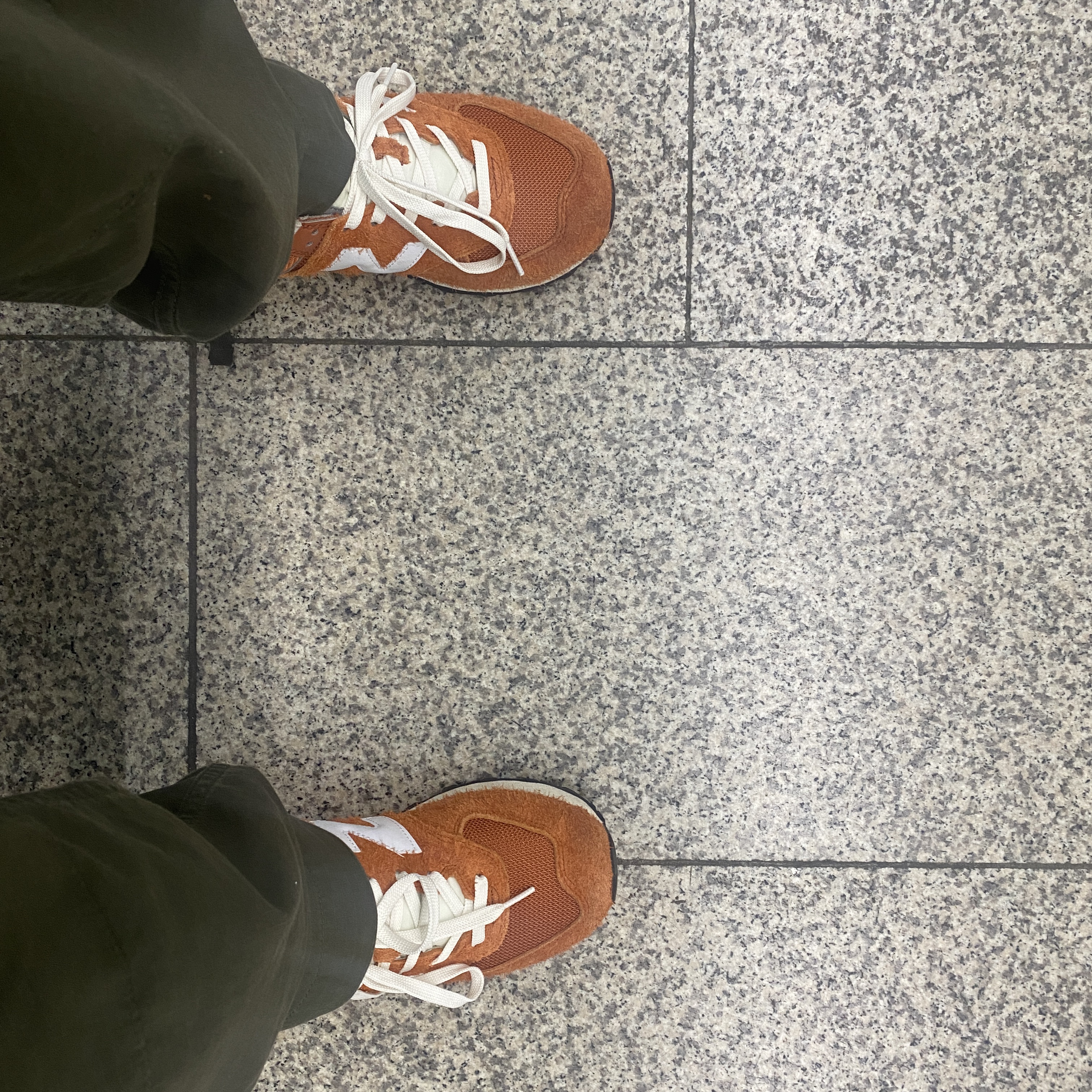 New Balance 574 Heritage Orange Burst White 착용 스타일