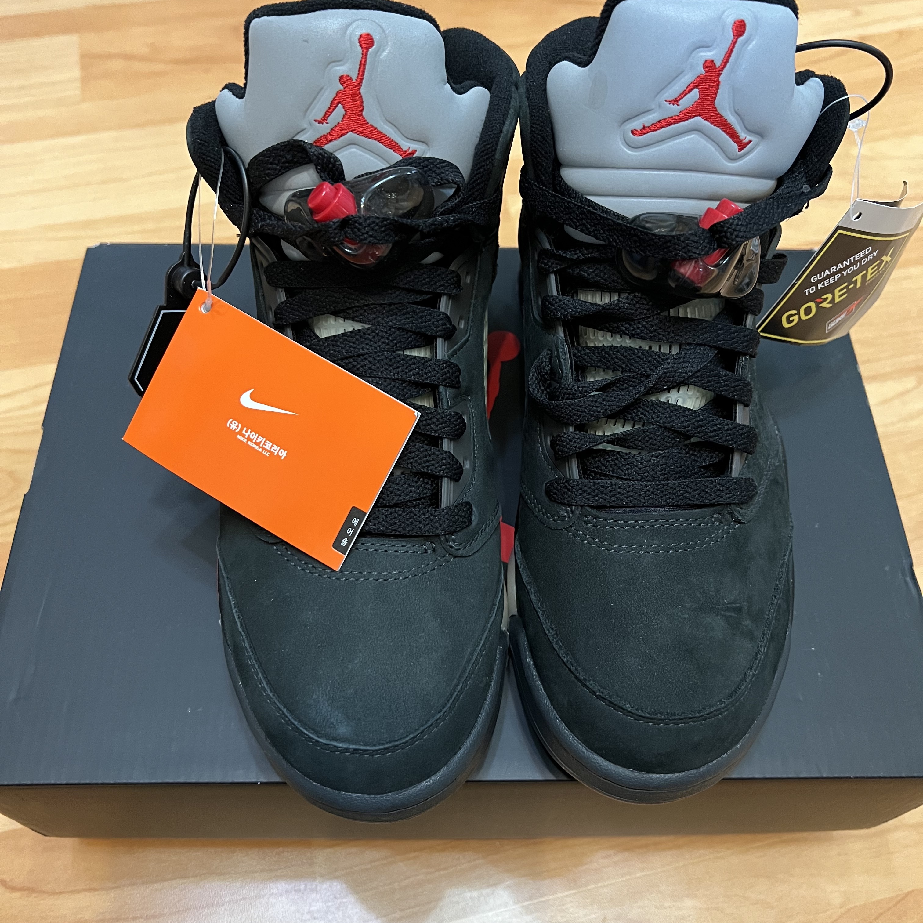 (W) Jordan 5 Retro Gore-Tex Off Noir Fire Red 착용 스타일