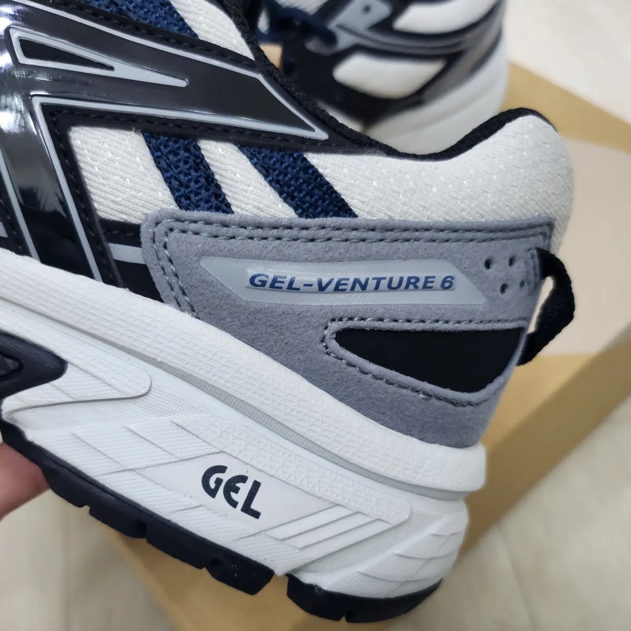 Asics Gel-Venture 6 SPS Glacier Grey 착용 스타일 - 3