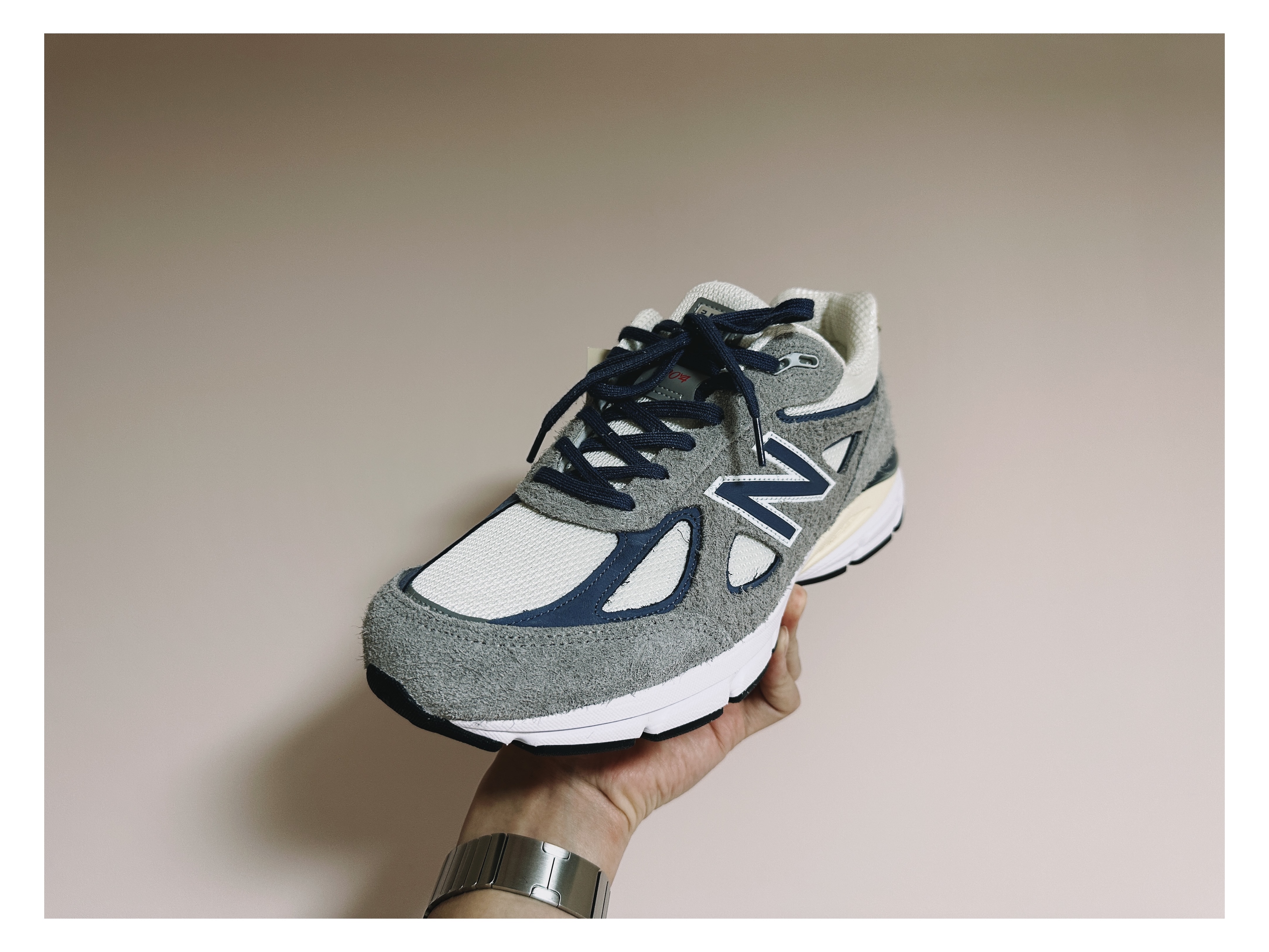 New Balance 990v4 Made in USA Gray Suede 착용 스타일 - 2