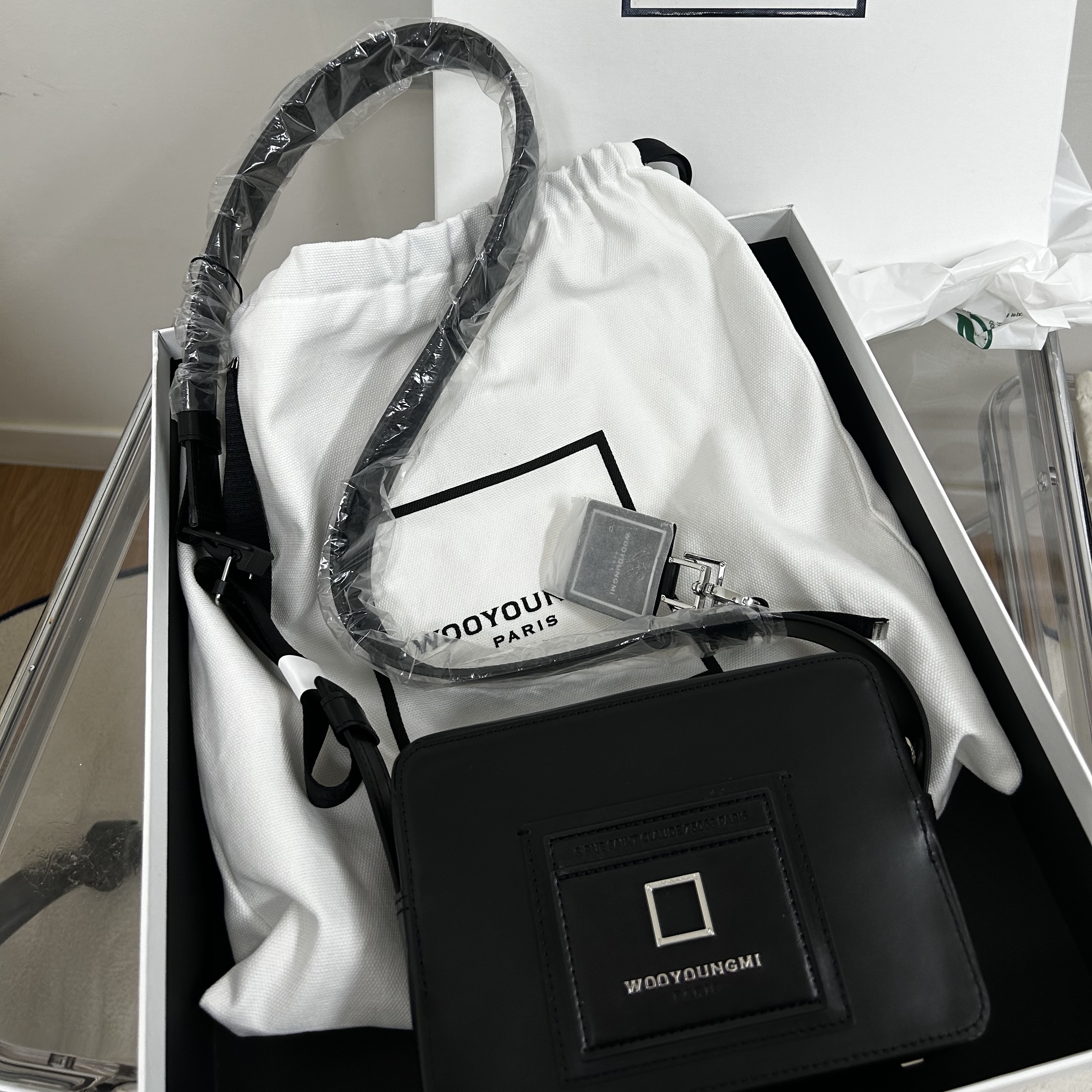 Wooyoungmi Square Mini Bag Black 착용 스타일 - 2