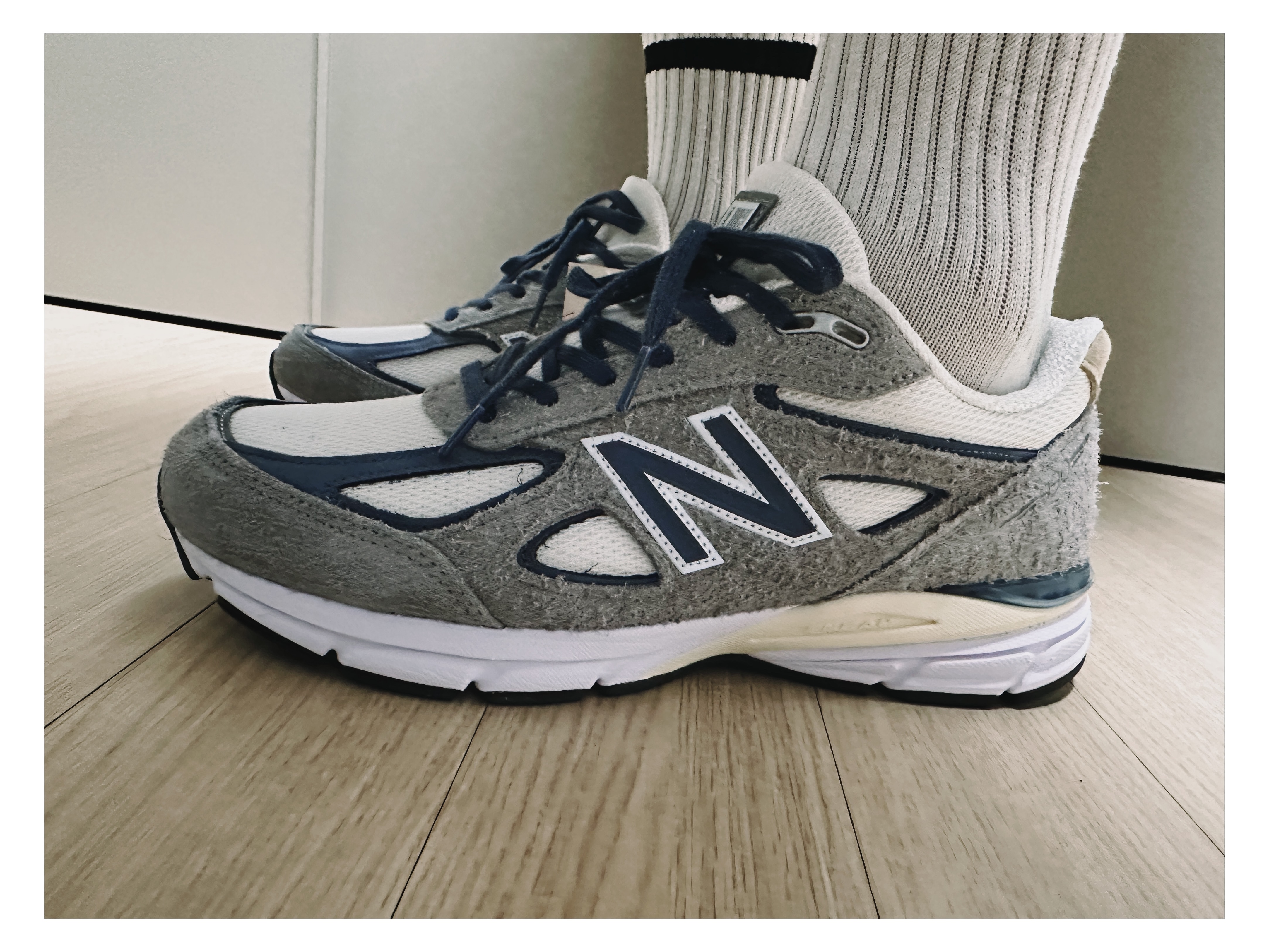 New Balance 990v4 Made in USA Gray Suede 착용 스타일 - 3