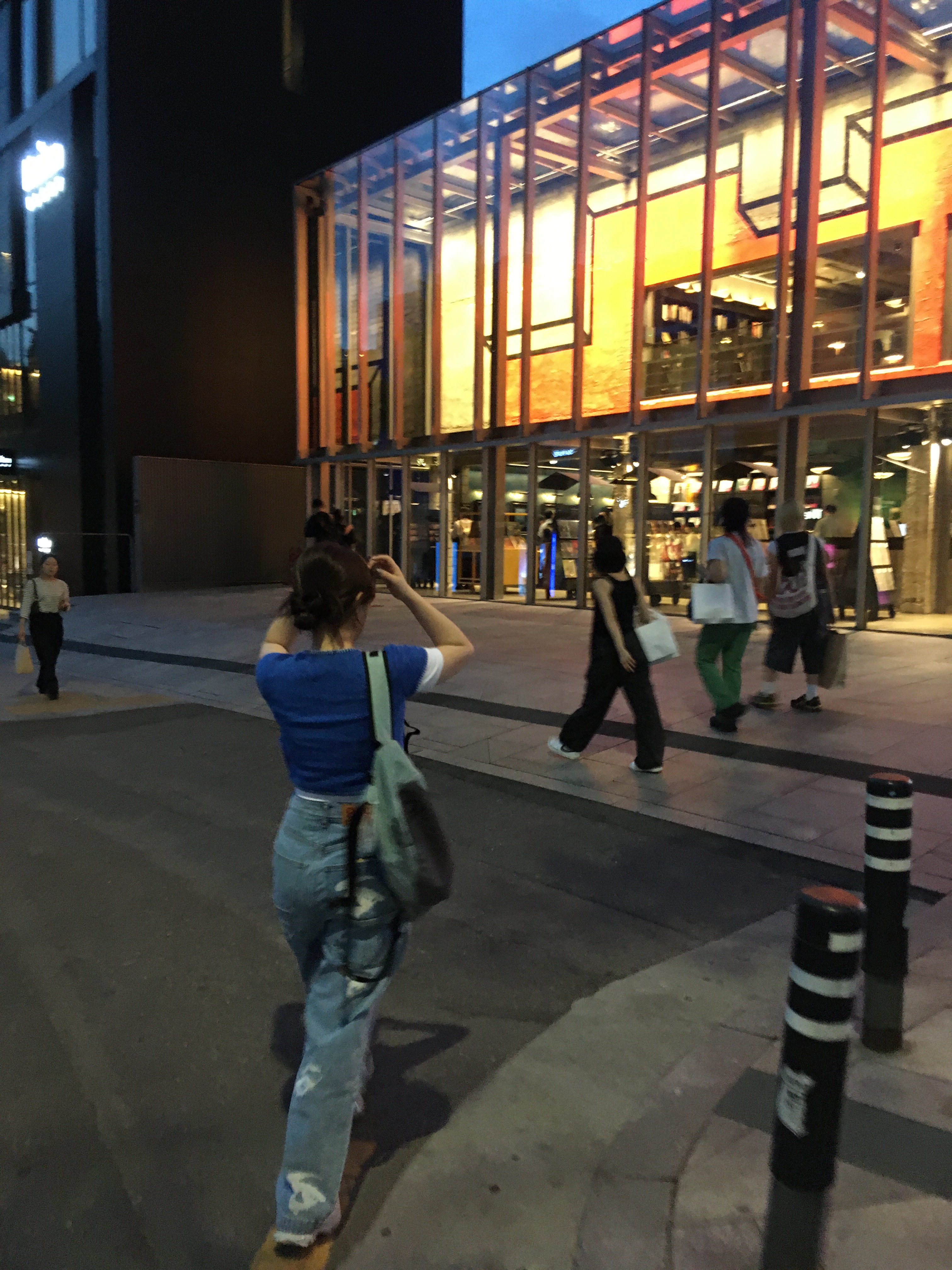 미스치프 롬버스 백팩 핑크 그레이 착용 스타일 - 3