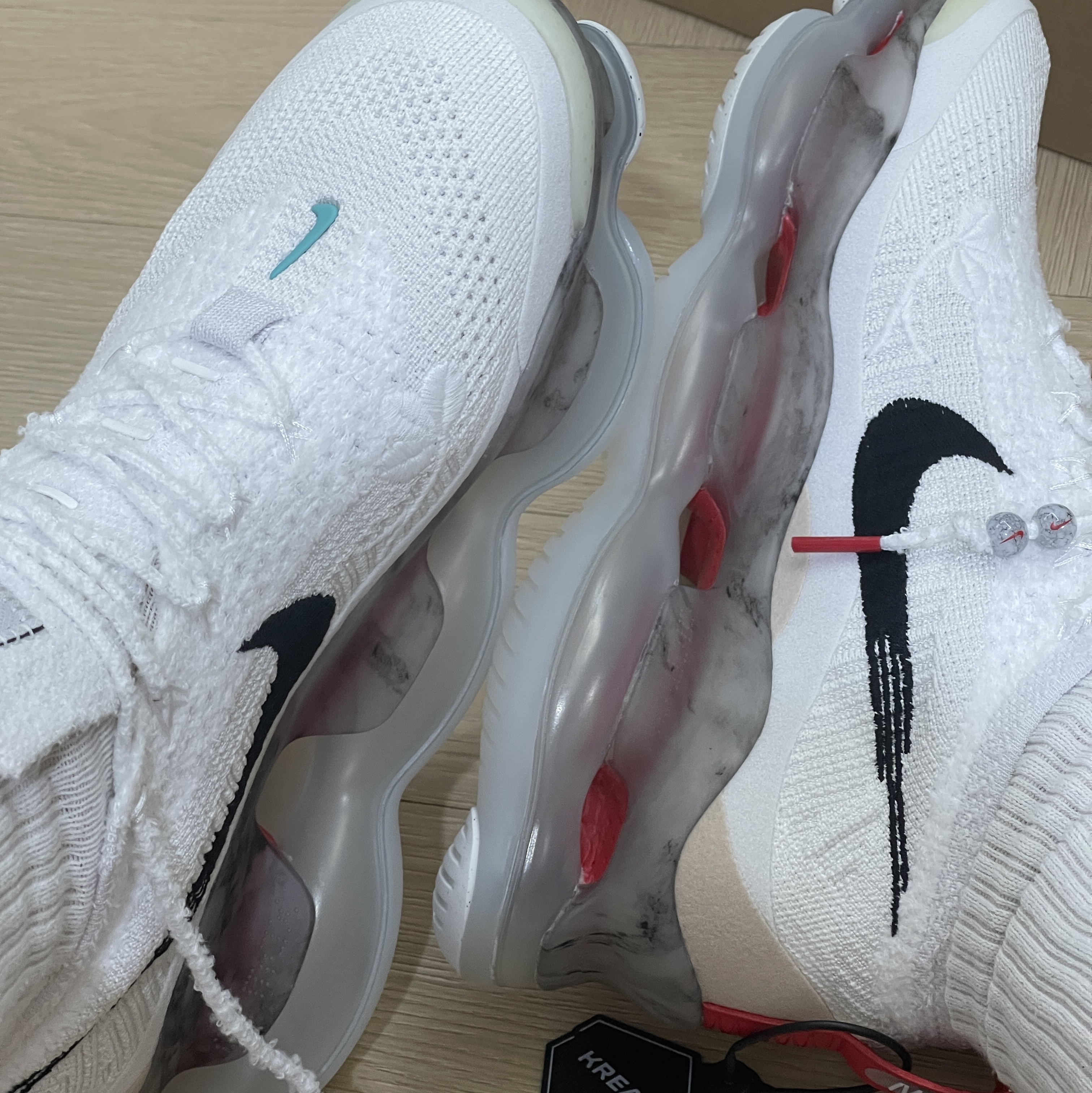 Nike Air Max Scorpion Flyknit Summit White 착용 스타일 - 1