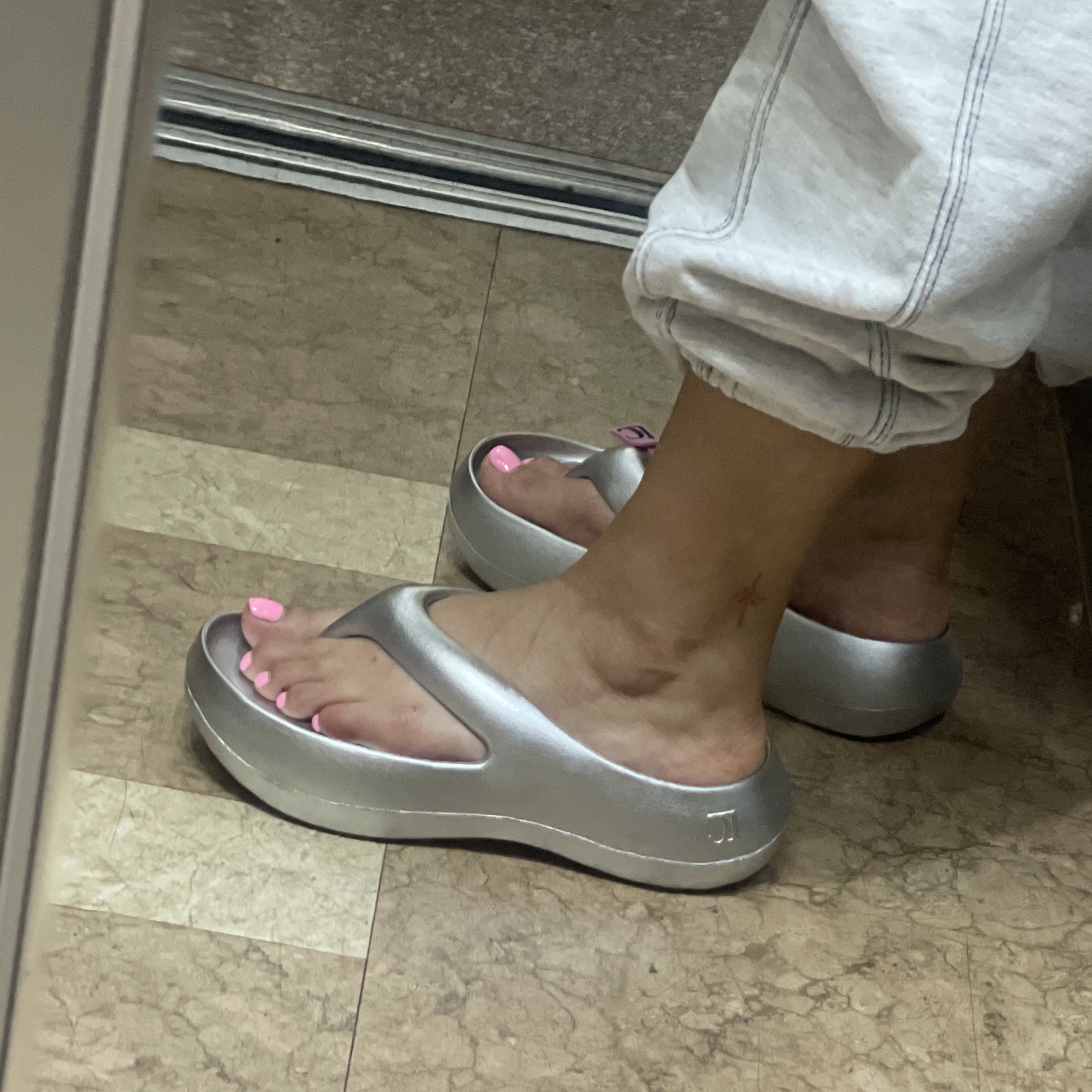 Taw&Toe x Low Classic Platform Flip Flop Silver 착용 스타일 - 2
