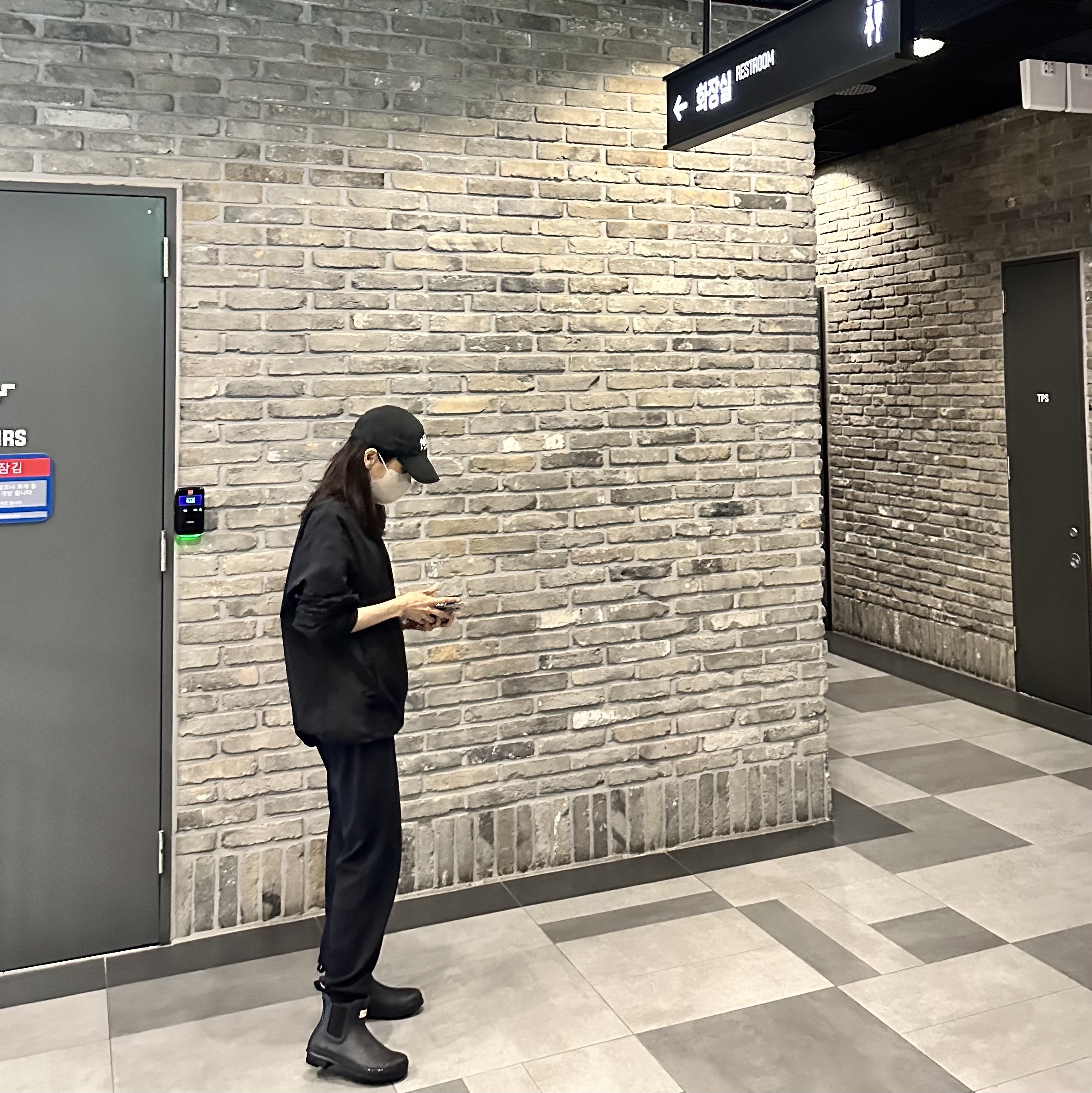 Balenciaga Cities Paris Cap Black, (W) Hunter Original Chelsea Boots Black 착용 스타일 - 1