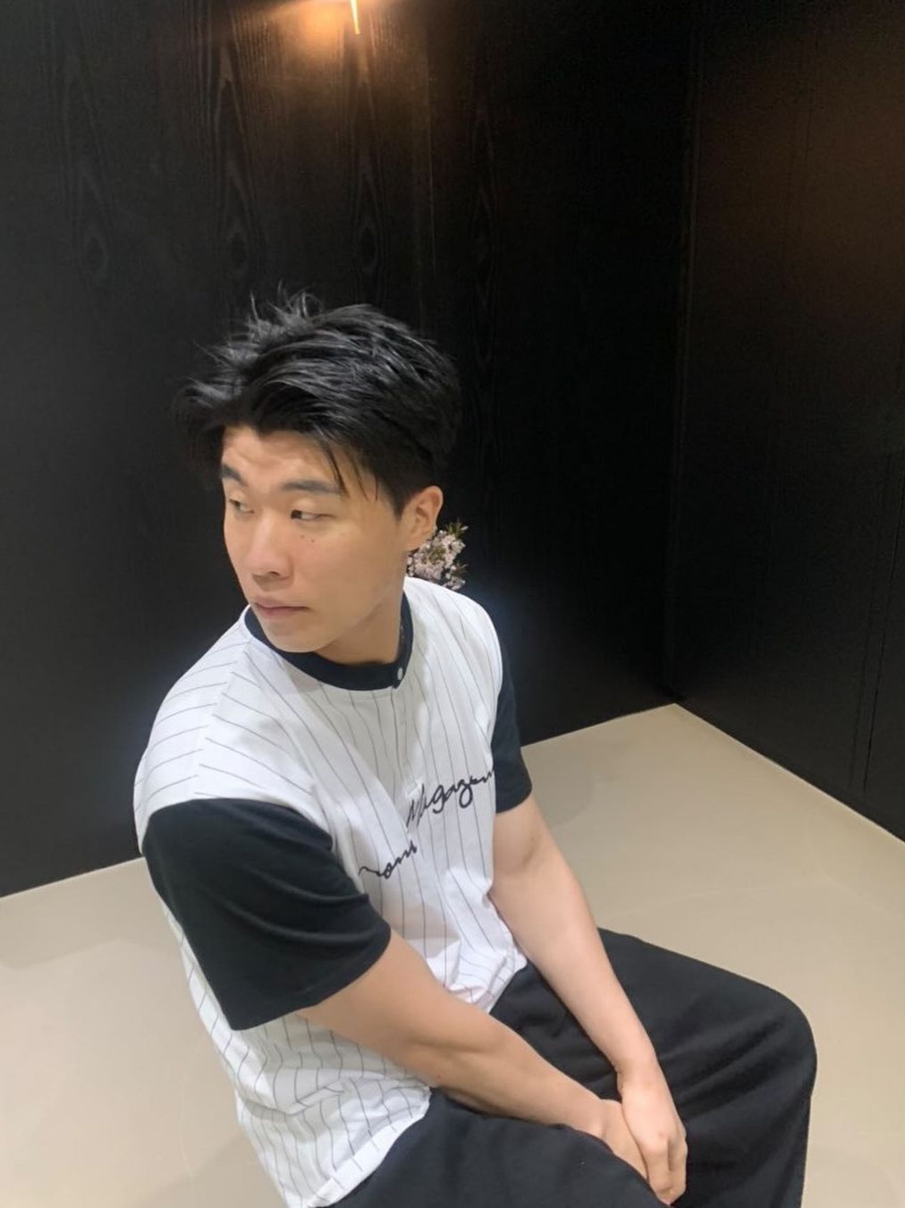 Safarispot Henleyneck Magazine Tee 착용 스타일 - 1