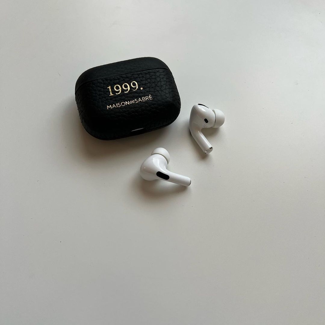 [KREAM 단독] Maison de Sabre AirPods Case 3 Black Caviar, [KREAM 단독] Maison de Sabre AirPods Case Pro Black Caviar 착용 스타일