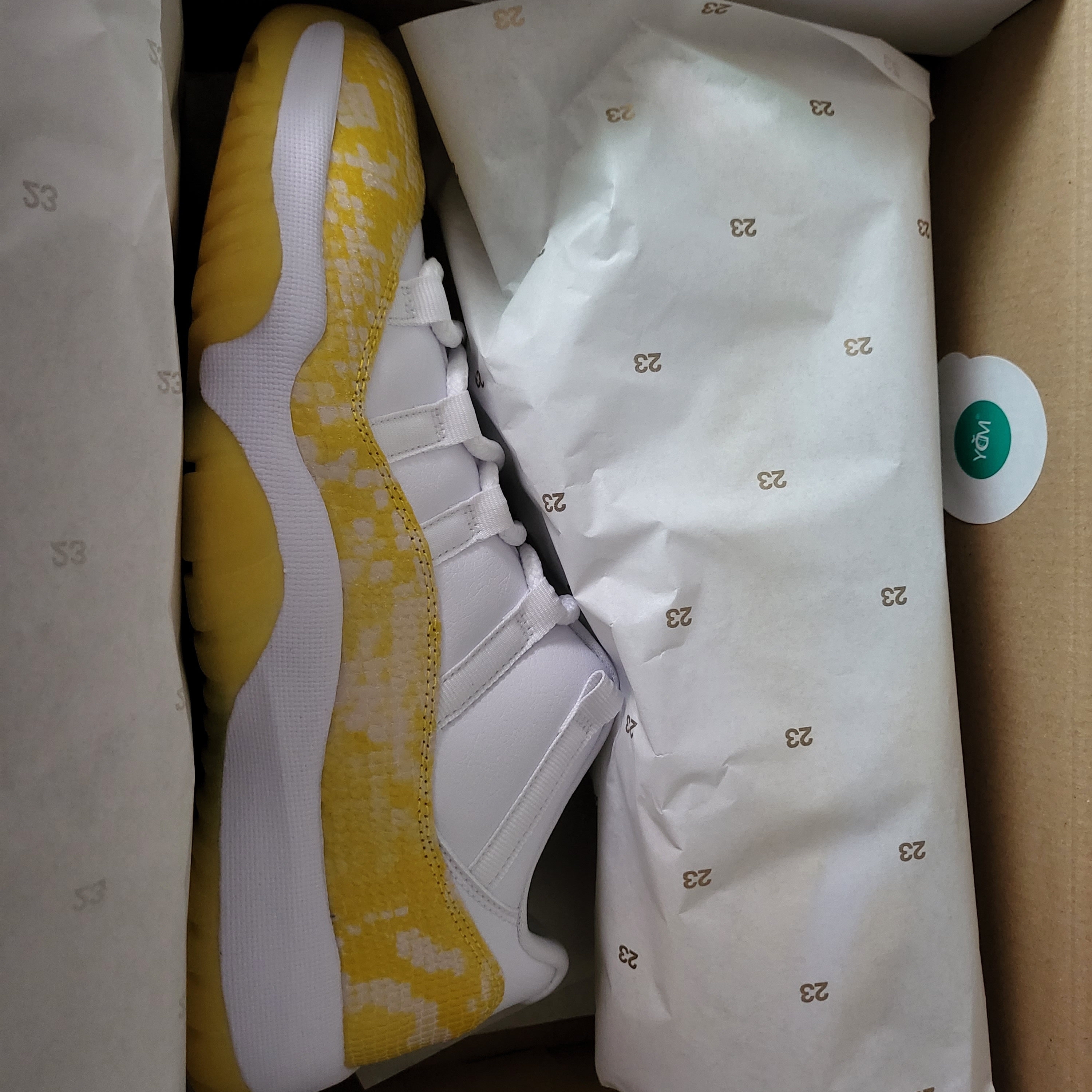 (W) Jordan 11 Retro Low Yellow Snakeskin 착용 스타일 - 2