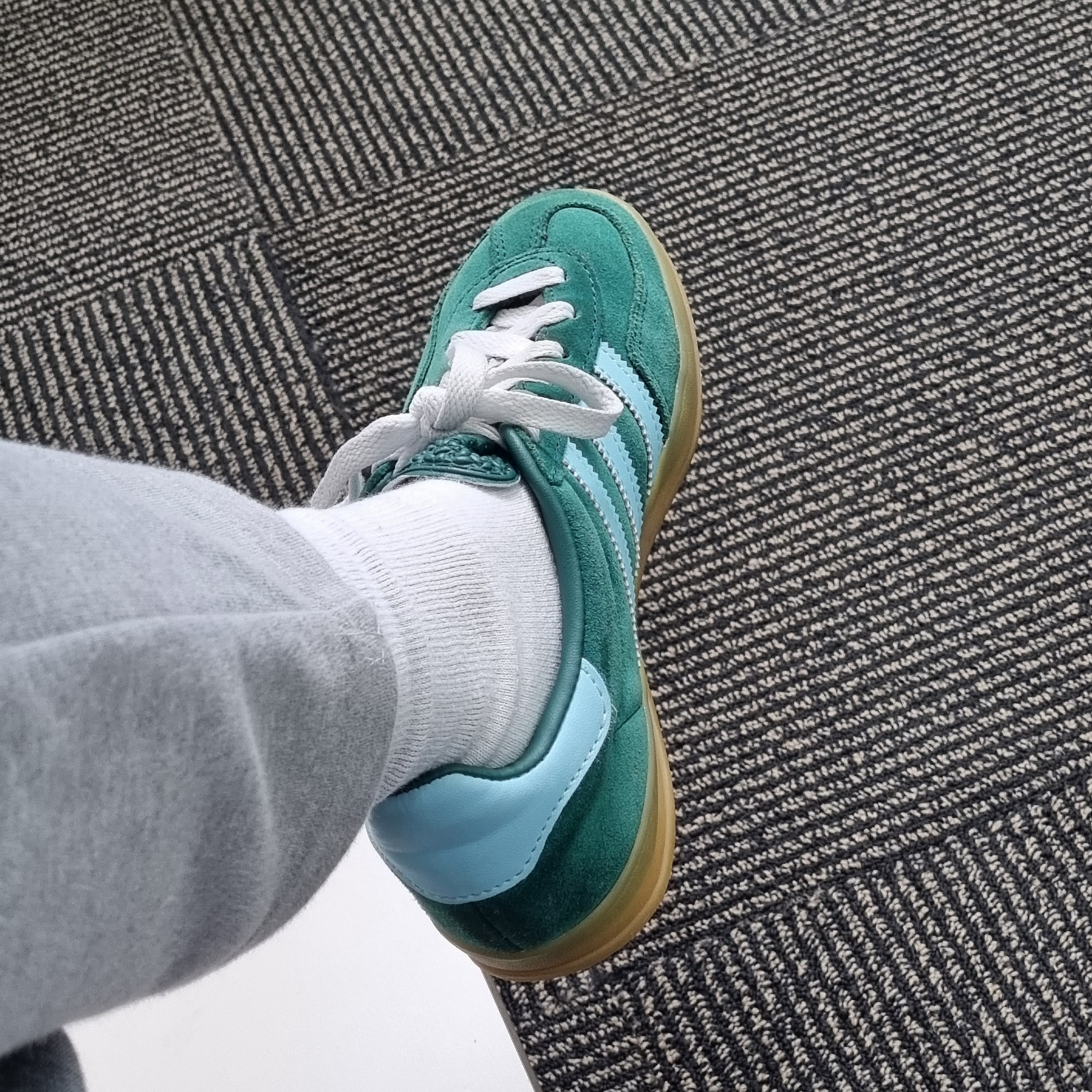 Adidas Gazelle Indoor Collegiate Green Hazy Sky 착용 스타일