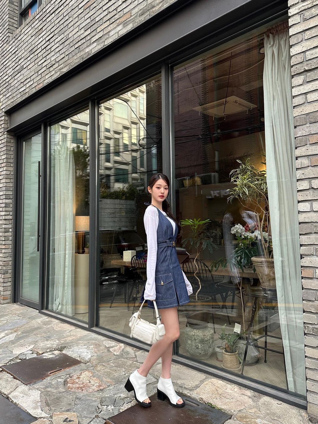Miu Miu Nappa Leather Hobo Bag White 착용 스타일