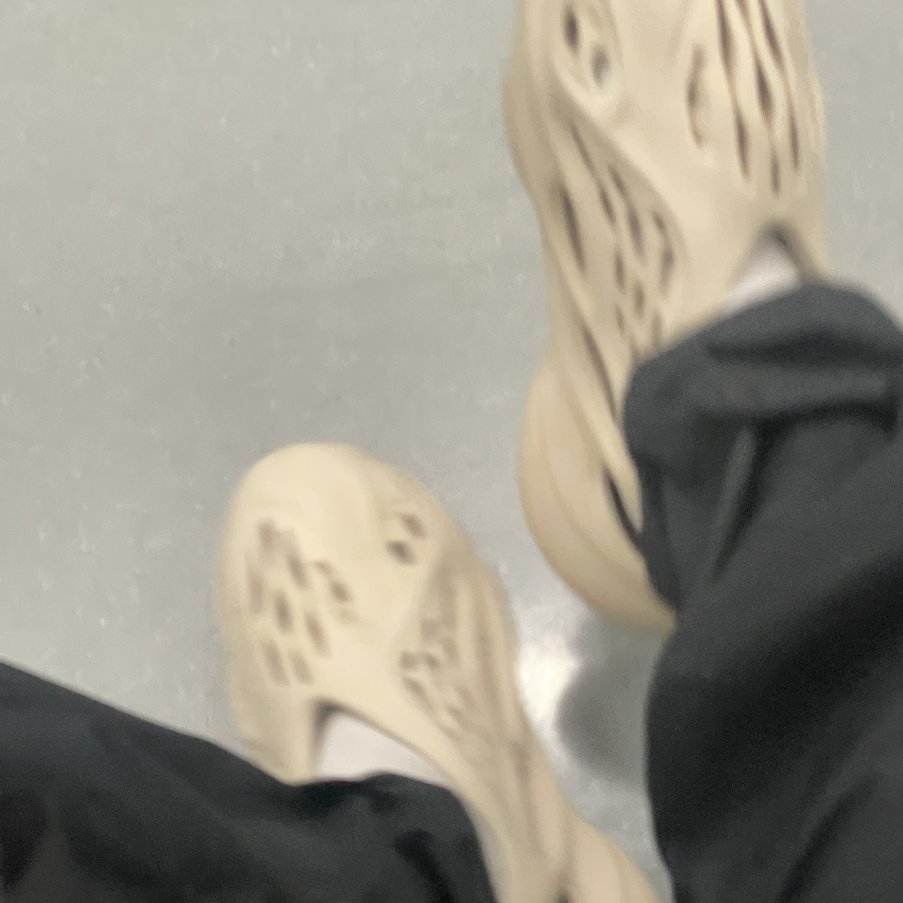 Adidas Yeezy Foam RNNR Sand 착용 스타일