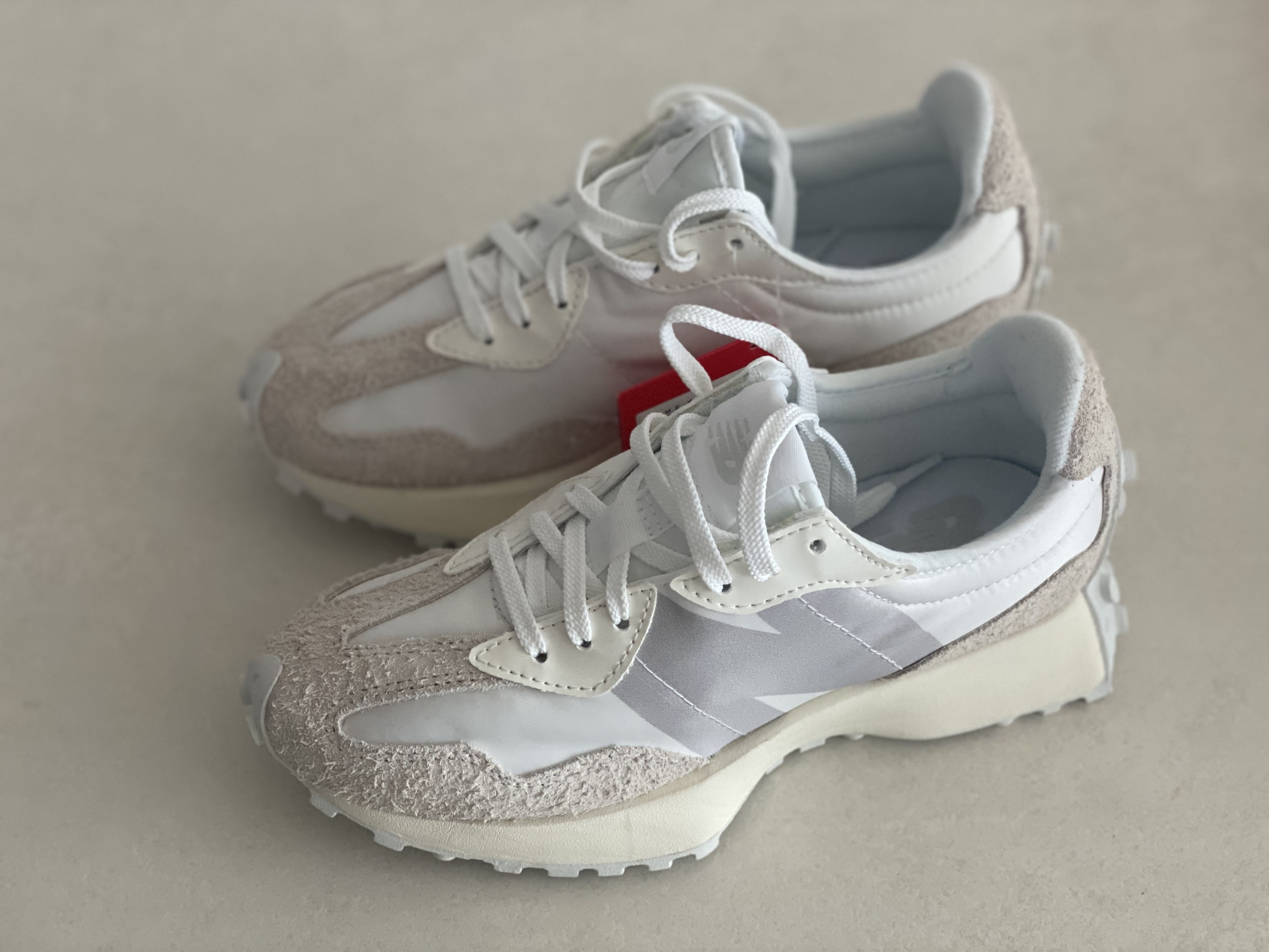(W) New Balance 327 White Moonbeam 착용 스타일