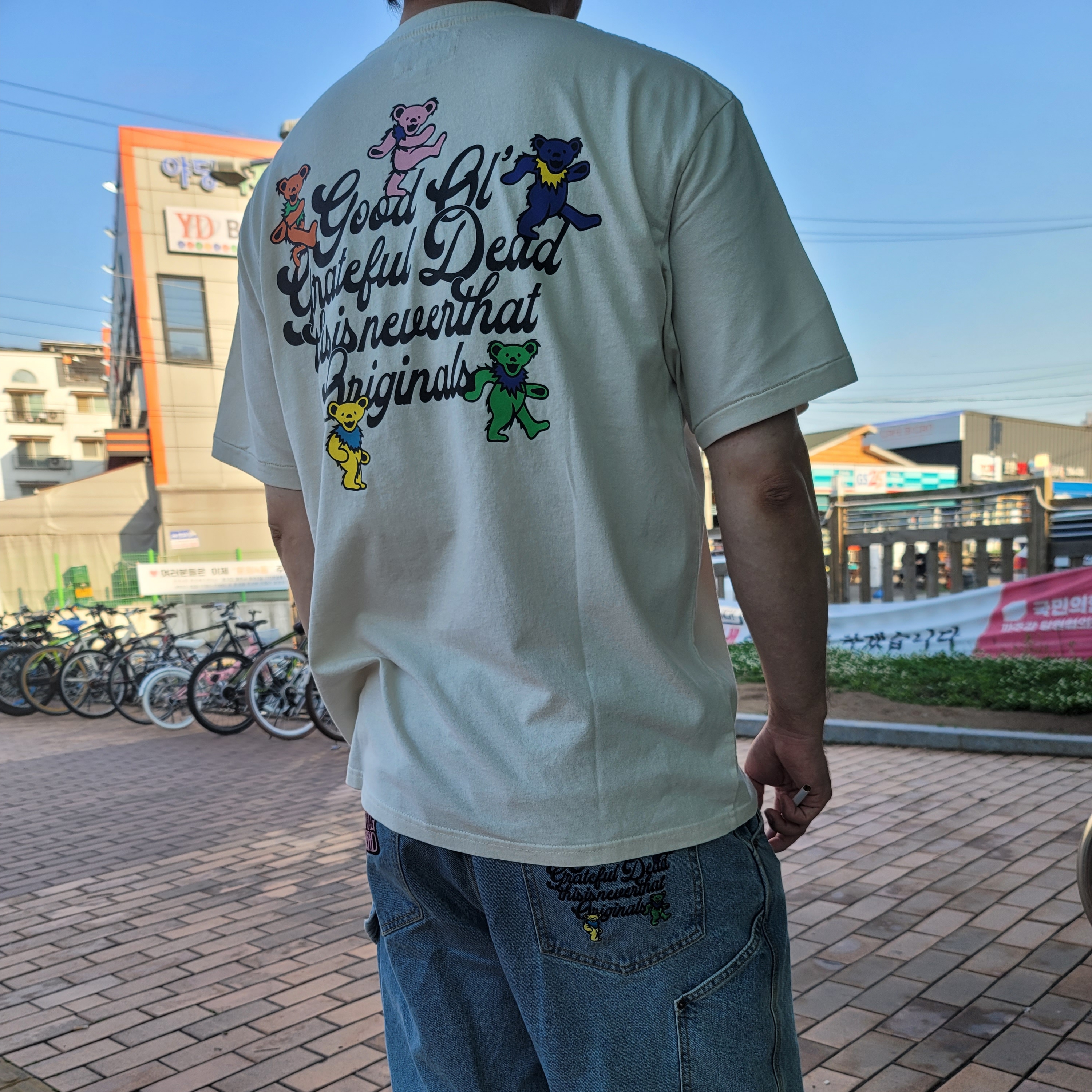 Thisisneverthat x Grateful Dead Good Ol' Dancing Bears T-Shirt Natural, Thisisneverthat x Grateful Dead Lightning Carpenter Shorts Washed Blue 착용 스타일 - 1