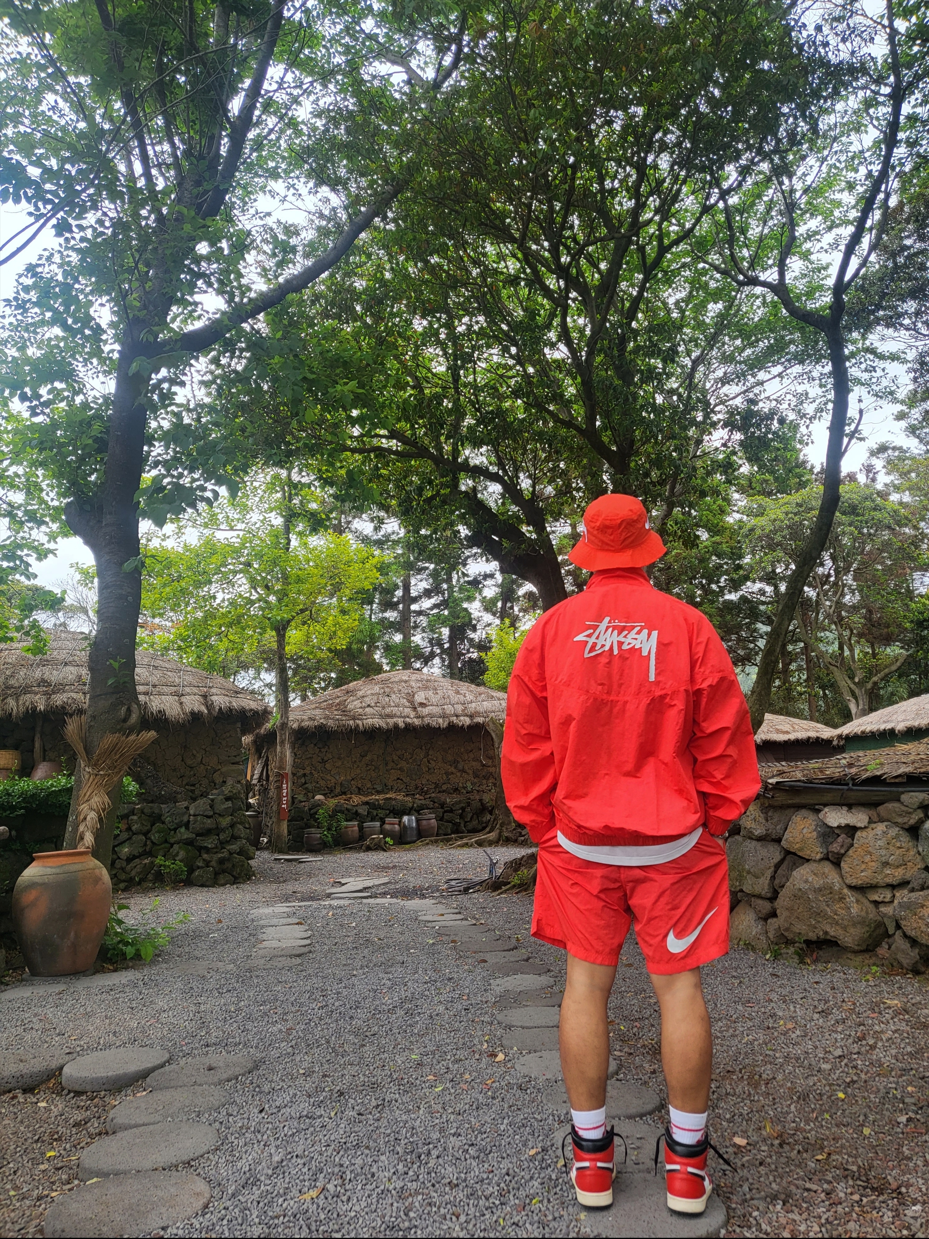 Nike x Stussy Bucket Hat Habanero Red, Nike x Stussy Windrunner Jacket Habanero Red 착용 스타일