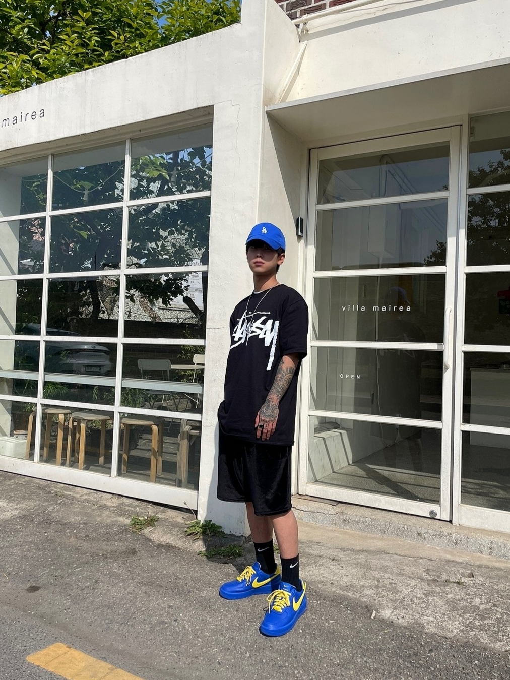 Nike x Ambush Air Force 1 Low SP Game Royal and Vivid Sulfur, Stussy Big Stock T-Shirt Black 착용 스타일