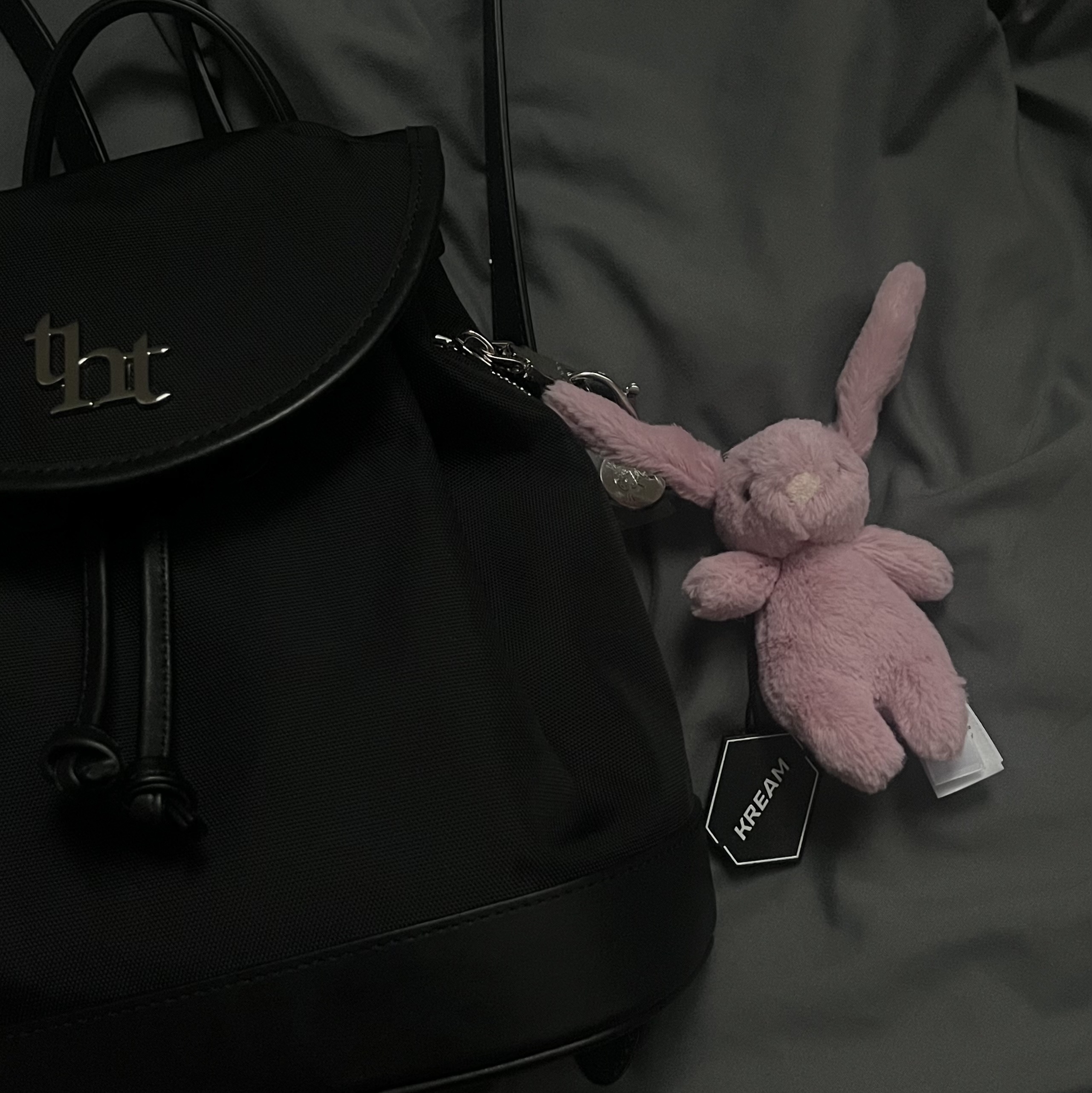 Jellycat Bashful Bunny Bag Charm Tulip 착용 스타일