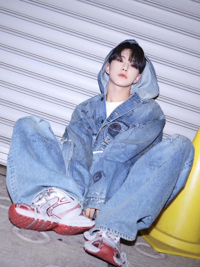 Balenciaga 3XL Sneakers White Red 착용 스타일 - 1
