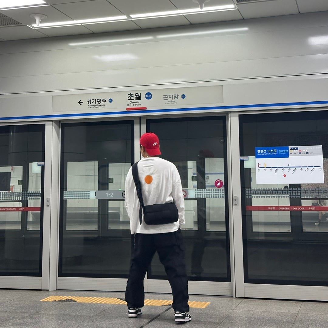Nike x Peaceminusone LS T-Shirt White (DR0098-100), Nike x Peaceminusone Wide Pants Black (DR0096-010) 착용 스타일 - 3