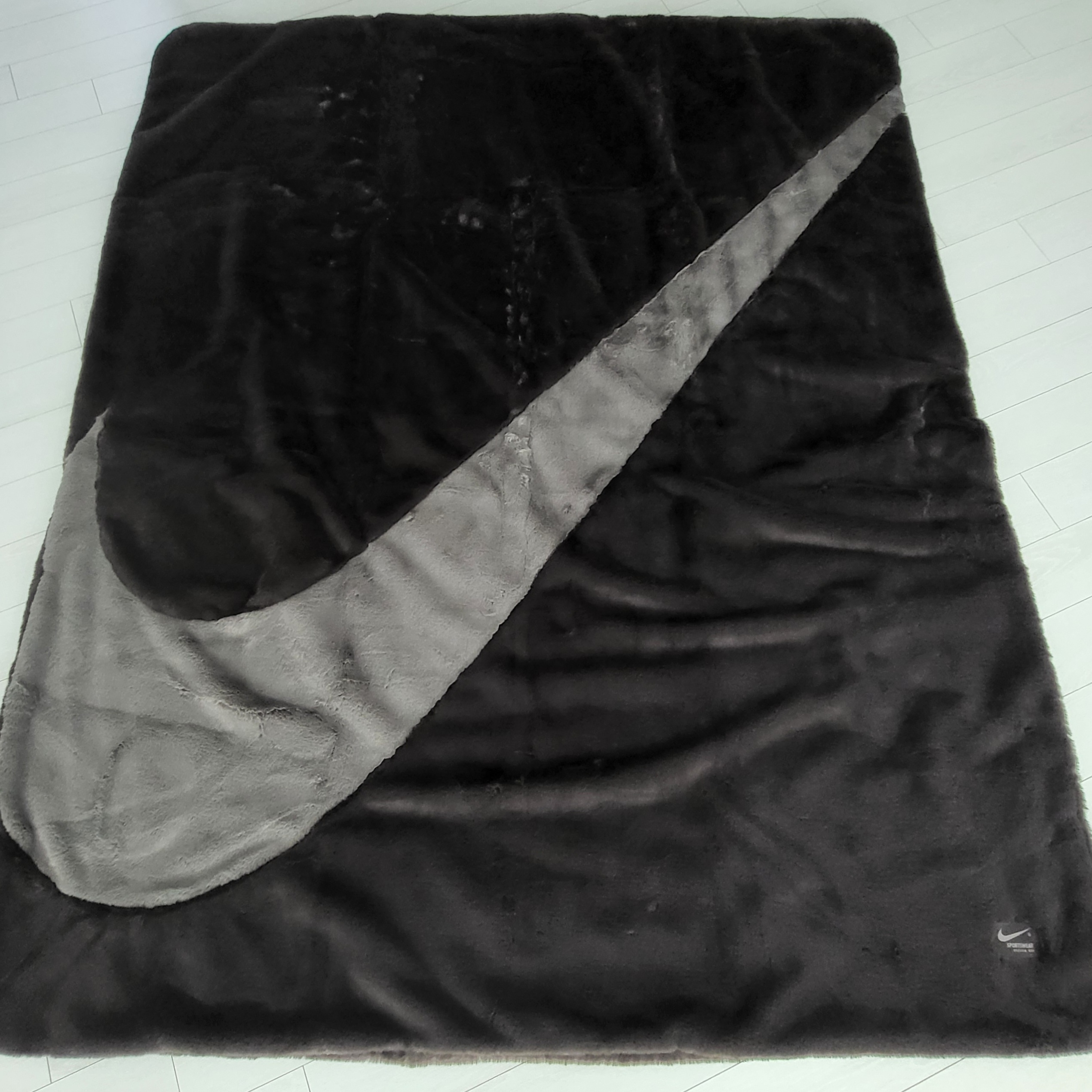 Nike NSW Faux Fur Blanket Velvet Brown 착용 스타일