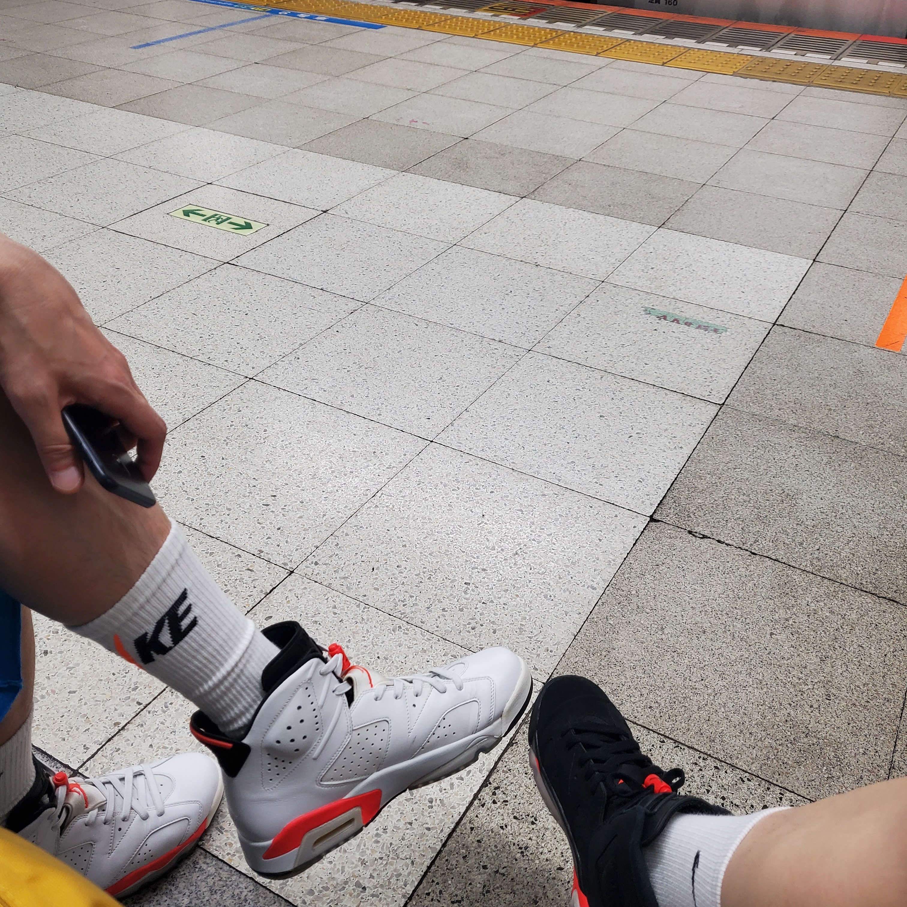 Jordan 6 Retro Infrared White 2014, (GS) Jordan 6 Retro Infrared 2019 착용 스타일