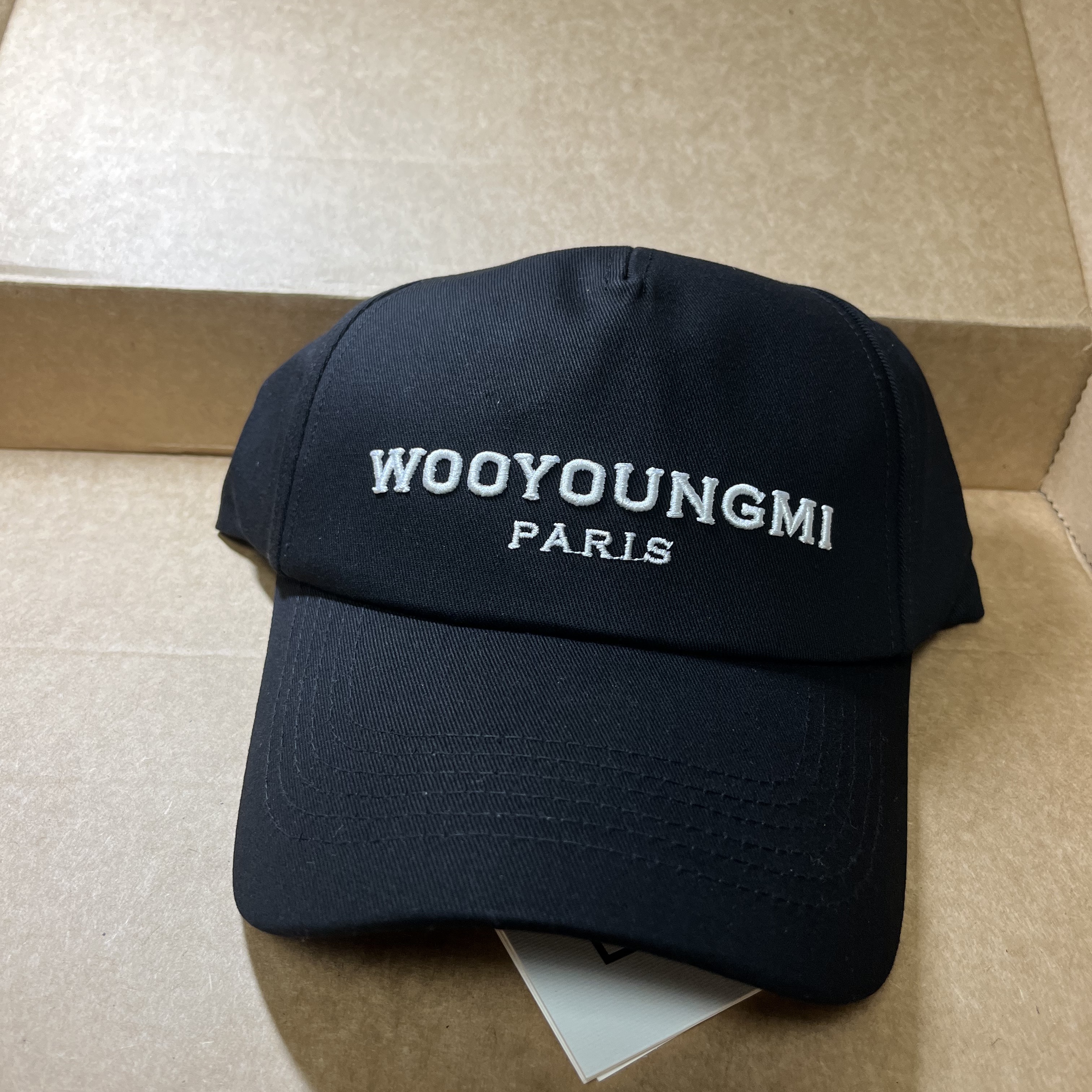 Wooyoungmi White Embroidered Logo Ball Cap Black 착용 스타일 - 1