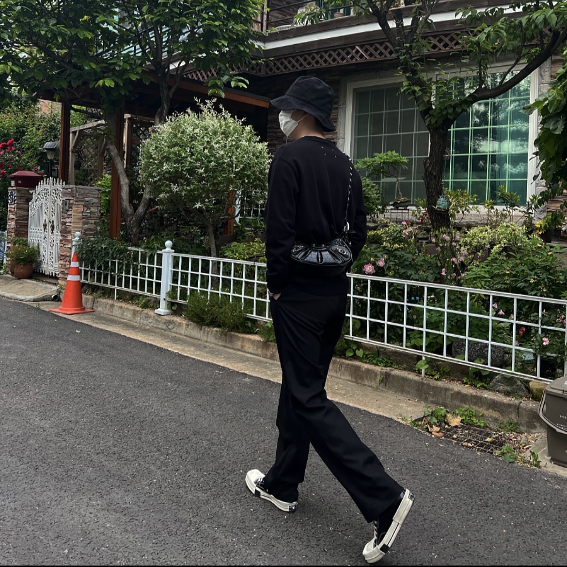 발렌시아가 아레나 램스킨 르 카골 XS 숄더백 블랙, 컨버스 x 다크쉐도우 터보다크 척 70 하이 블랙 래커드 데님 착용 스타일 - 2