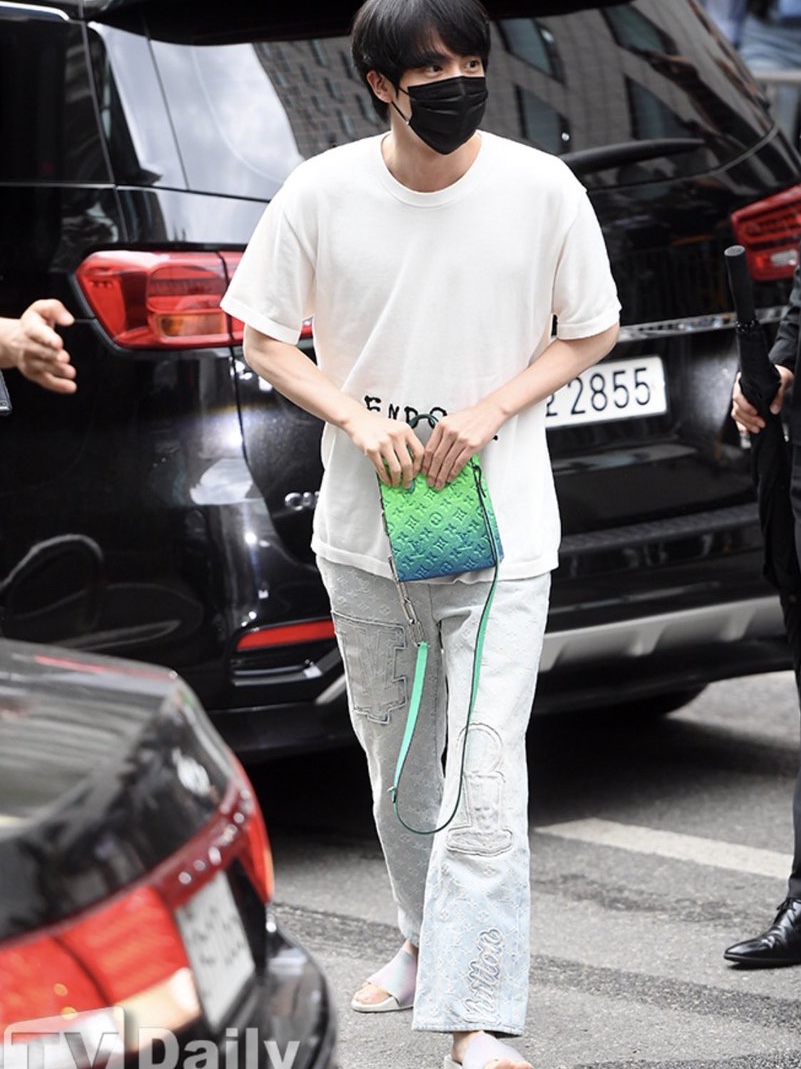 Louis Vuitton End Goal Printed Shirt White, Louis Vuitton Waterfront Mules Iridescent Prism Monogram 착용 스타일 - 2