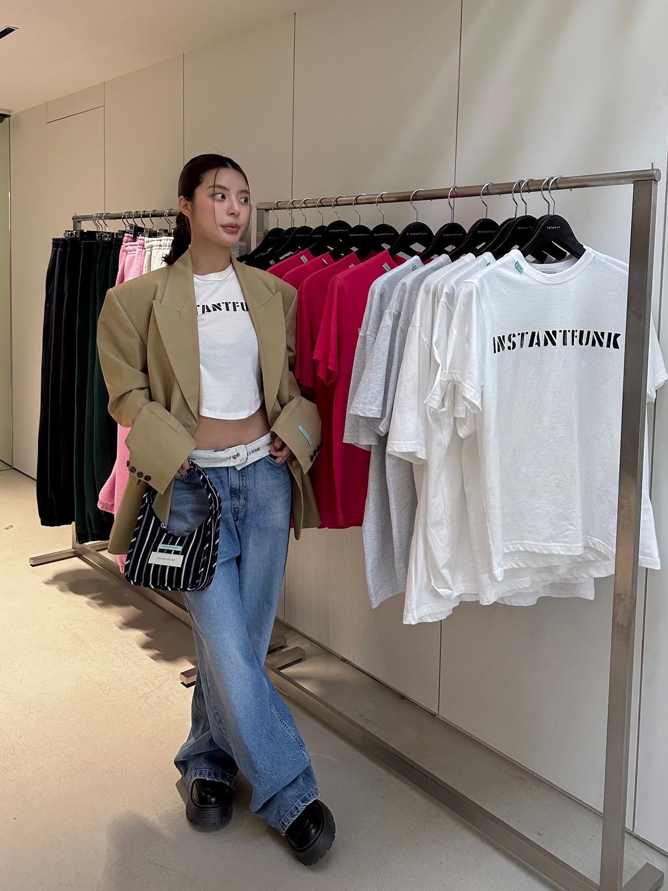 Instanfunk Women Outwaist Wide Leg Jeans Blue, Instantfunk Women Pearl Logo T-Shirt White 착용 스타일 - 2