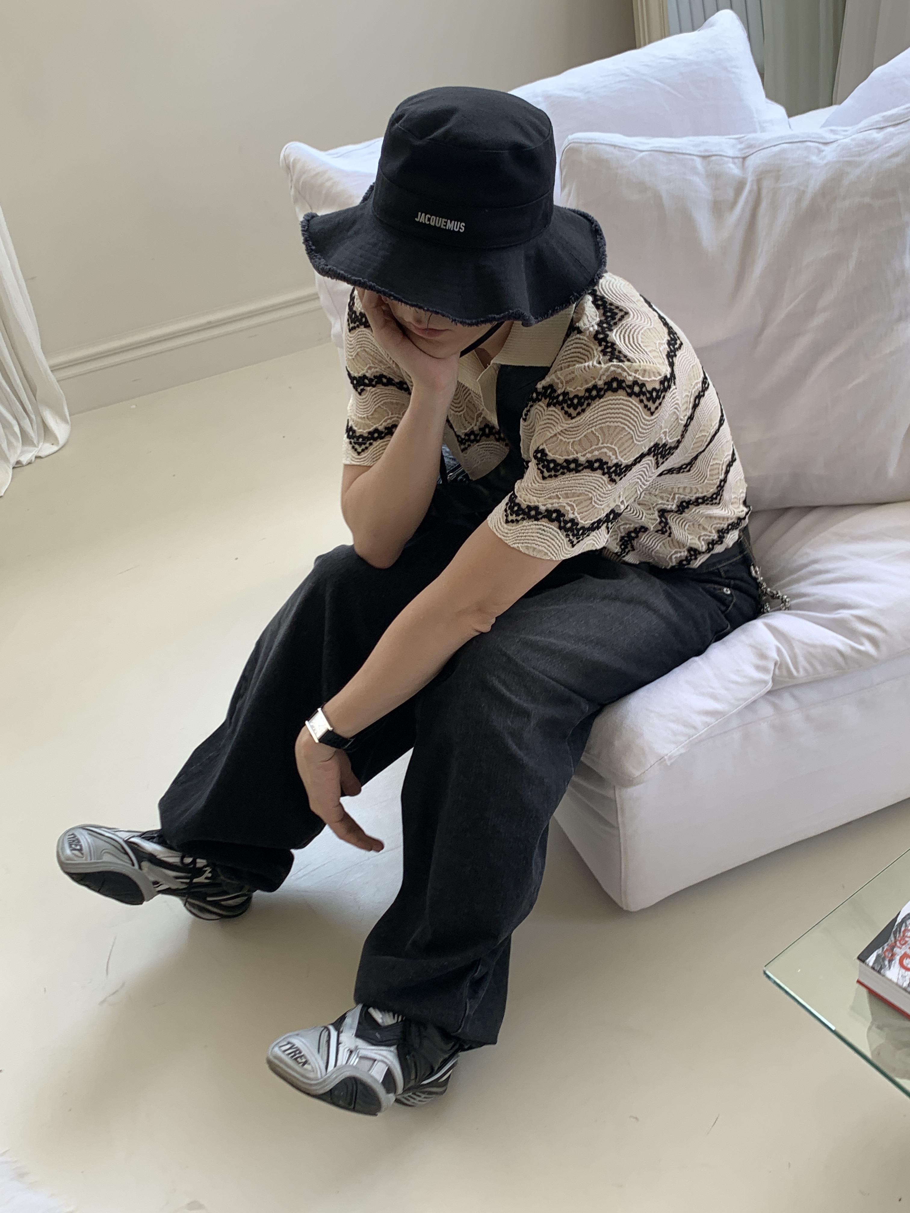르메르 라지 크루아상 백 소프트 나파 레더 블랙, 자크뮈스 르 밥 아티초크 버킷햇 블랙 착용 스타일 - 4