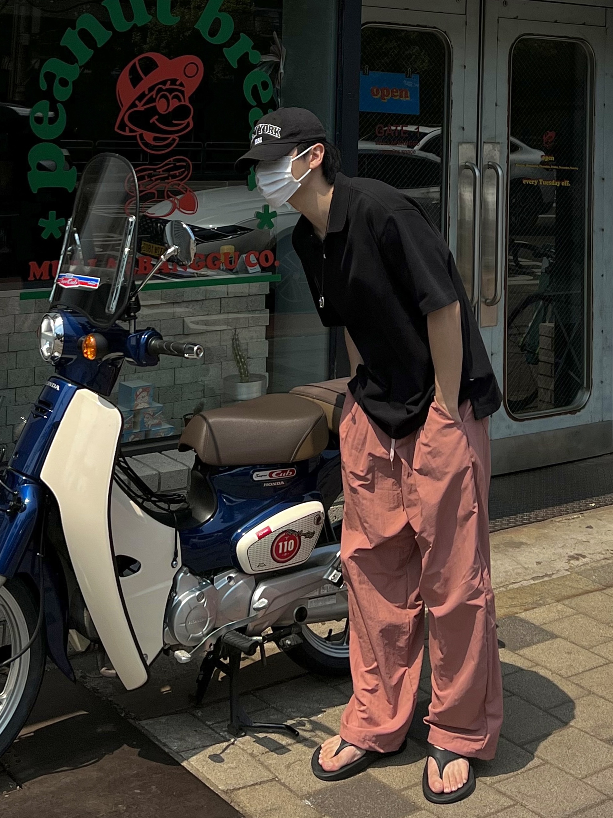 Oofos OOriginal Black 착용 스타일 - 2