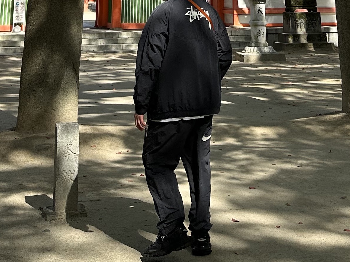 Nike x Stussy Windrunner Jacket Off Noir, Nike x Stussy Beach Pants Off Noir 착용 스타일