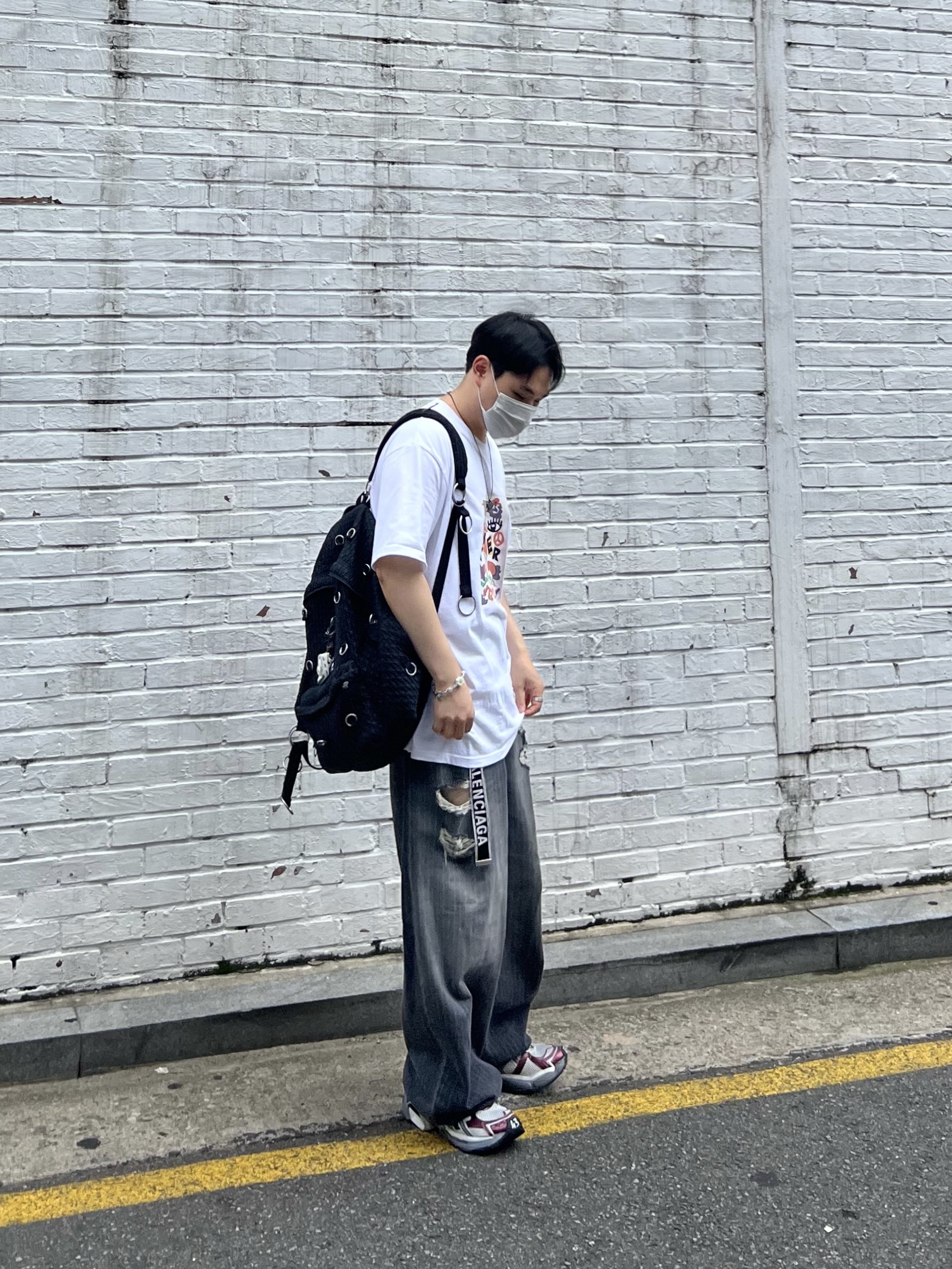 발렌시아가 러너 스니커즈 그레이 버건디 착용 스타일