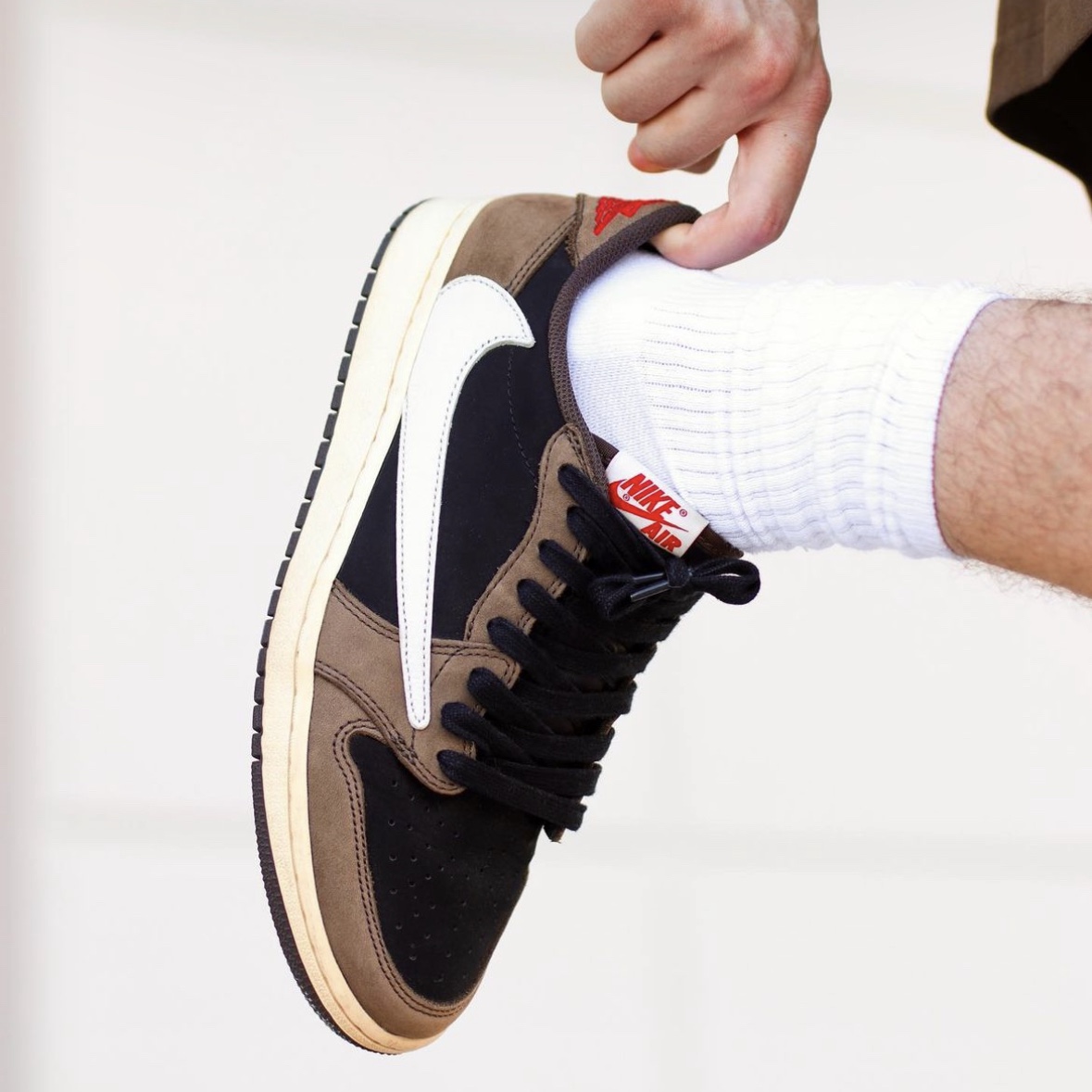 Jordan 1 x Travis Scott Retro Low OG SP Mocha 착용 스타일
