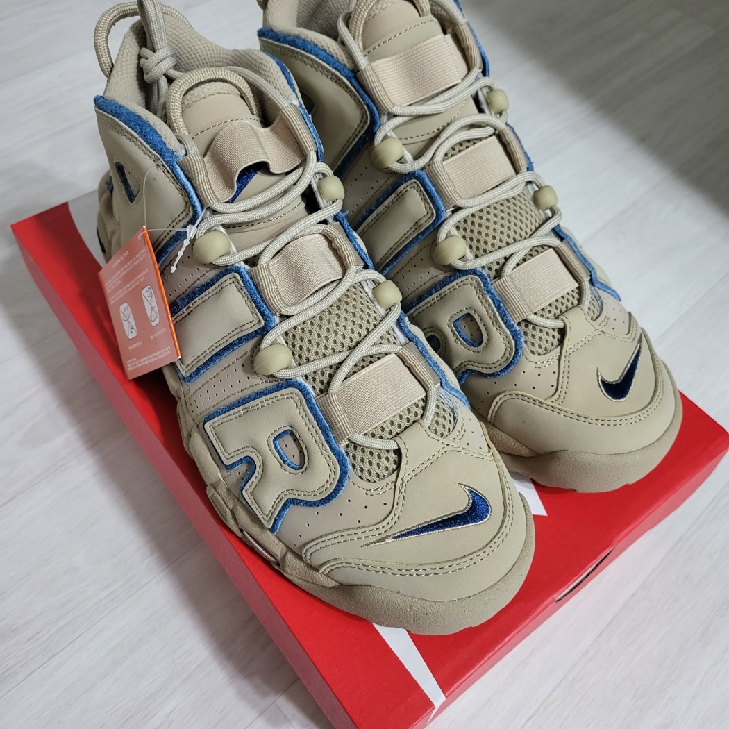Nike Air More Uptempo Limestone and Valerian Blue 착용 스타일 - 1