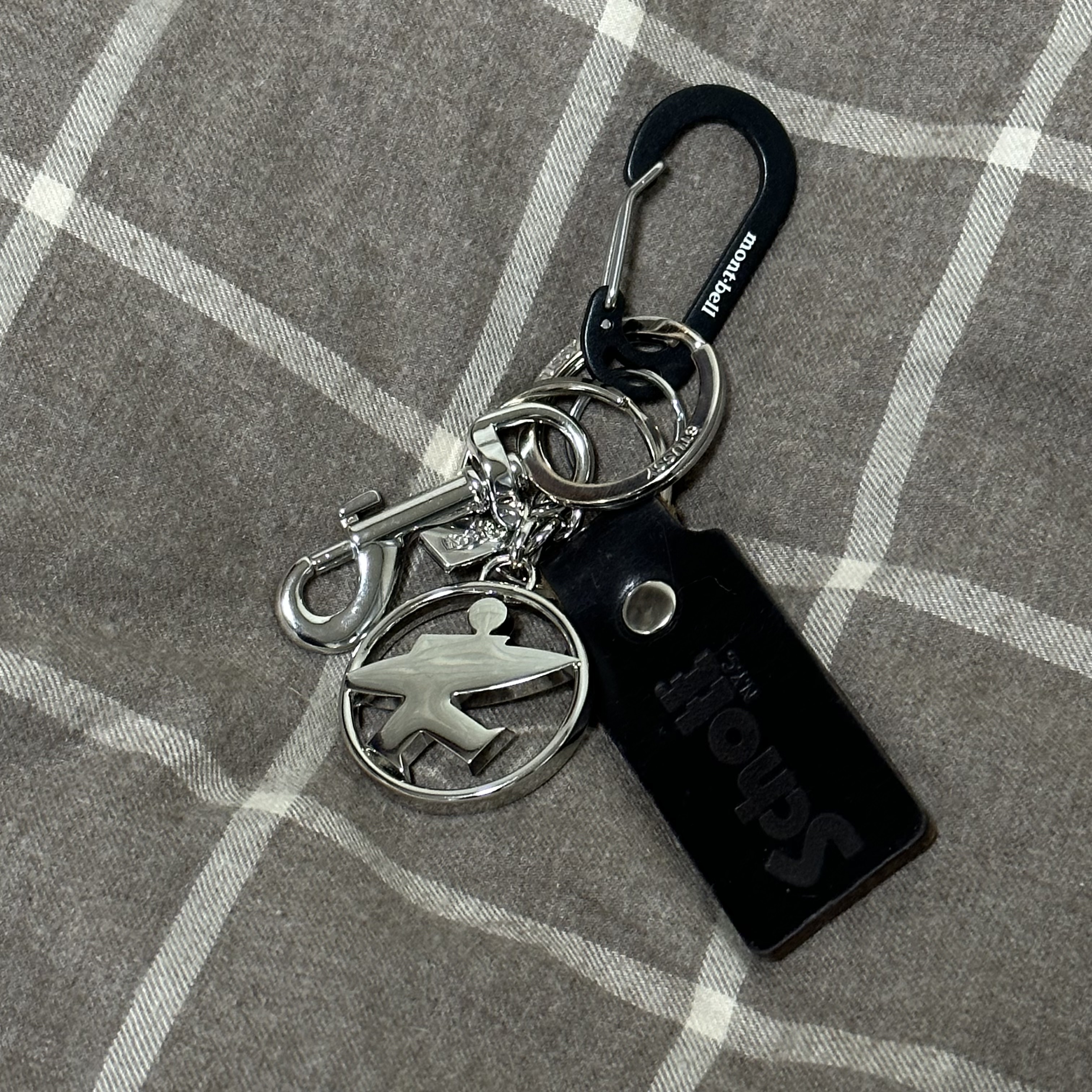 Stussy Surfman Keychain Silver 착용 스타일