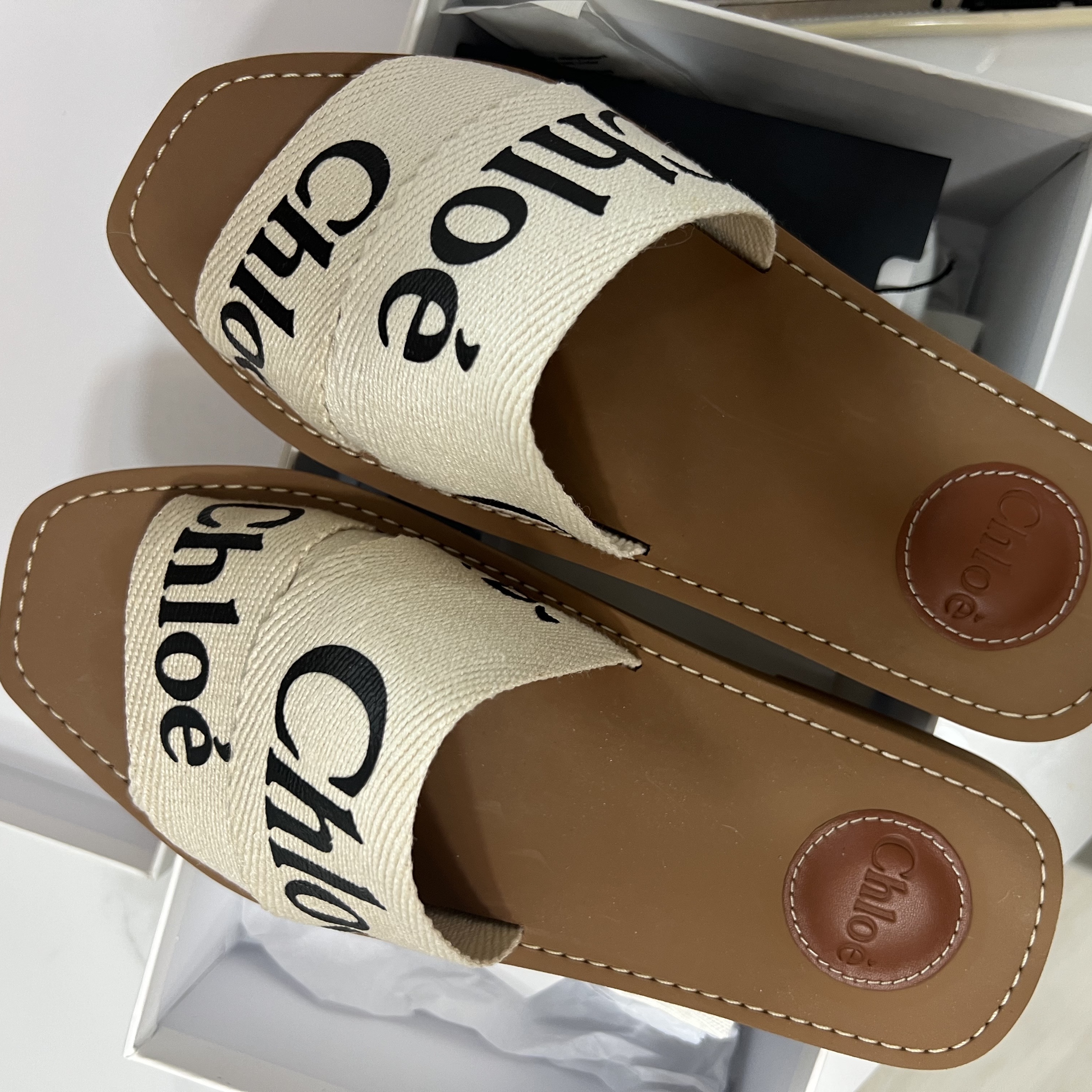 (W) Chloe Woody Flat Mule White 착용 스타일