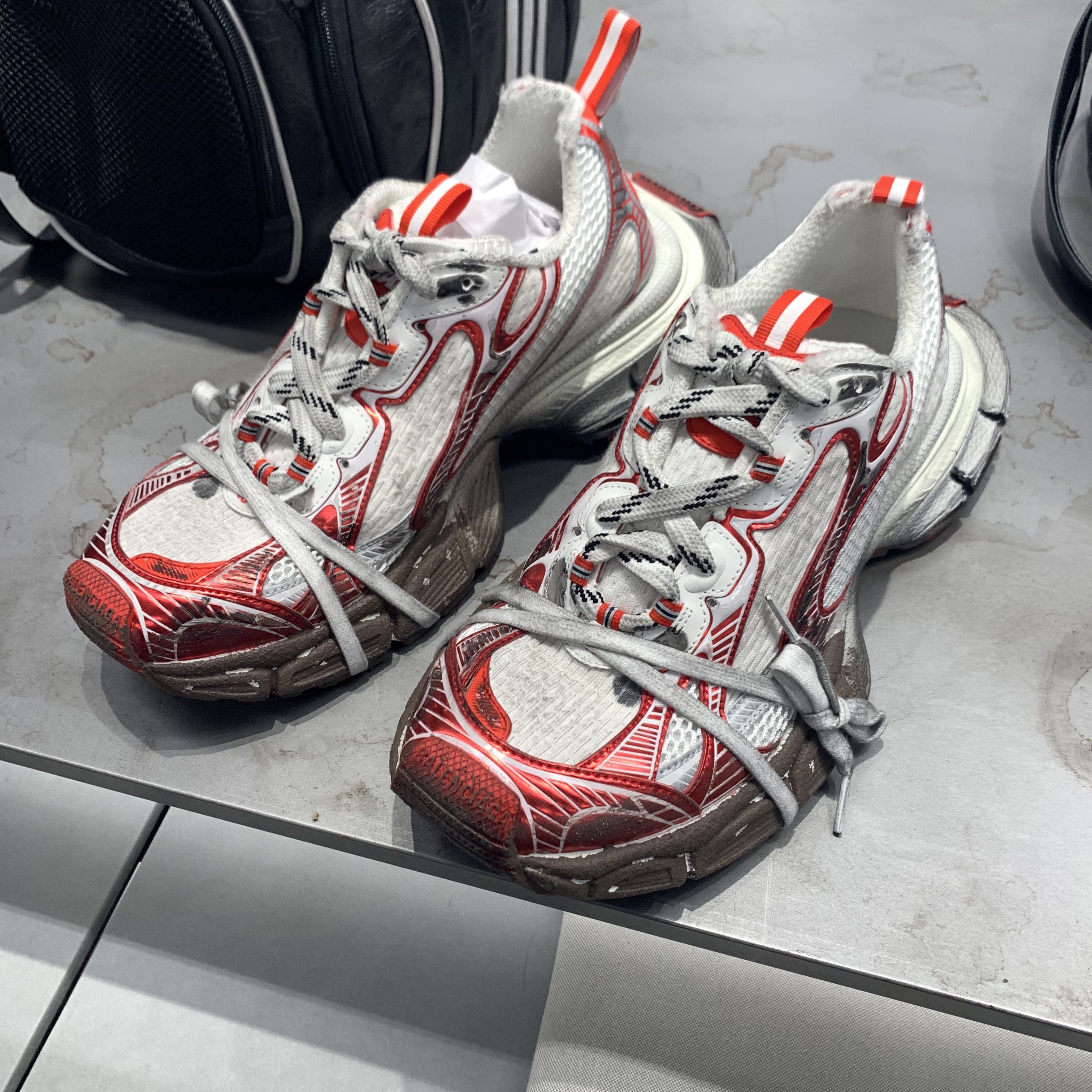 Balenciaga 3XL Sneakers Worn Out White Red 착용 스타일 - 2